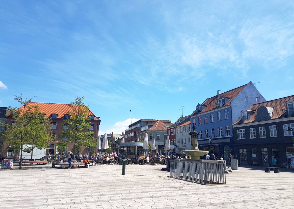 Blick auf den Marktplatz, im Hintergrund Cafés
