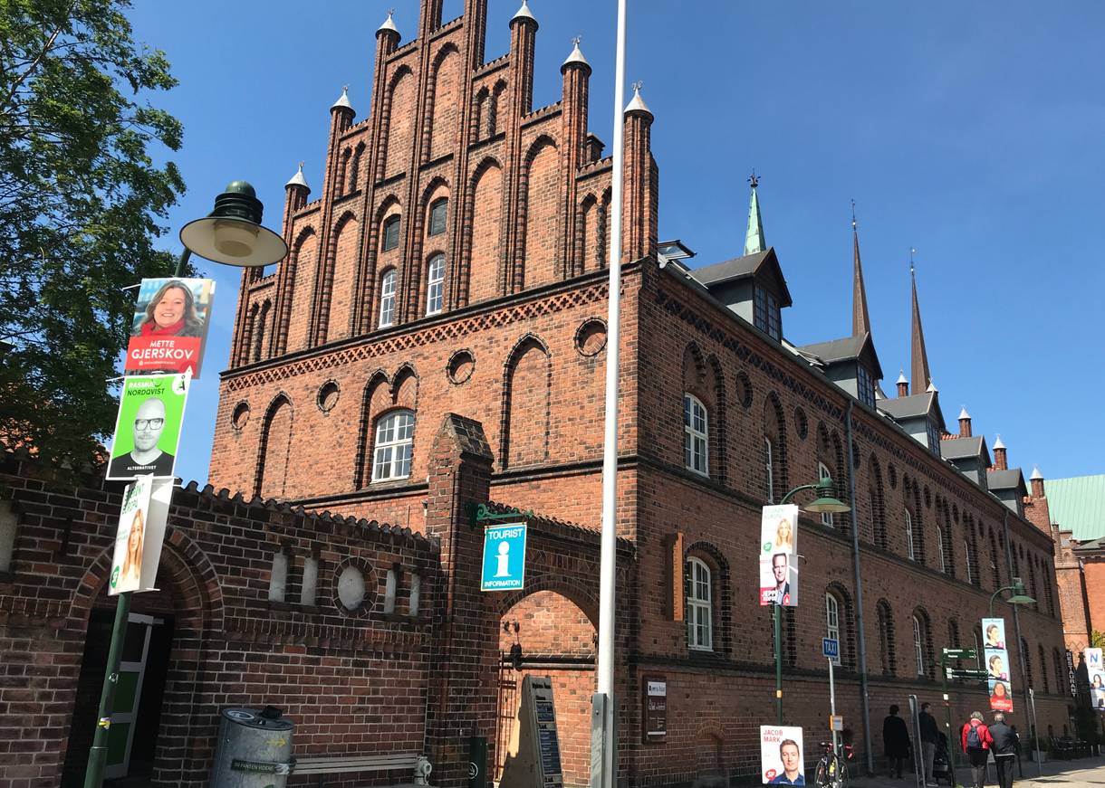 Altes Backsteingebäude mit einem Hinweis zur Touristeninformation