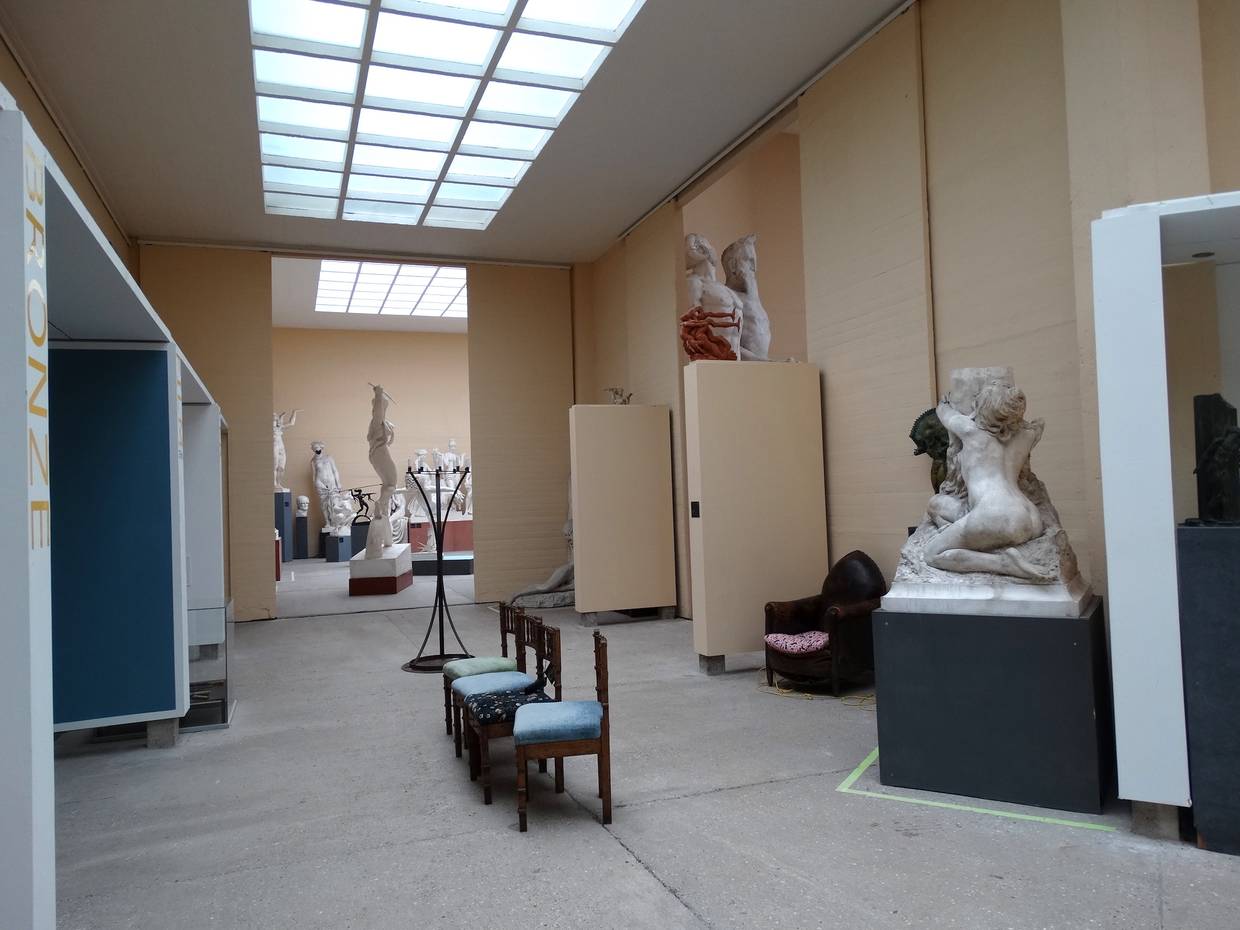 Blick in die Ausstellungsräume eines Skulpturenmuseums