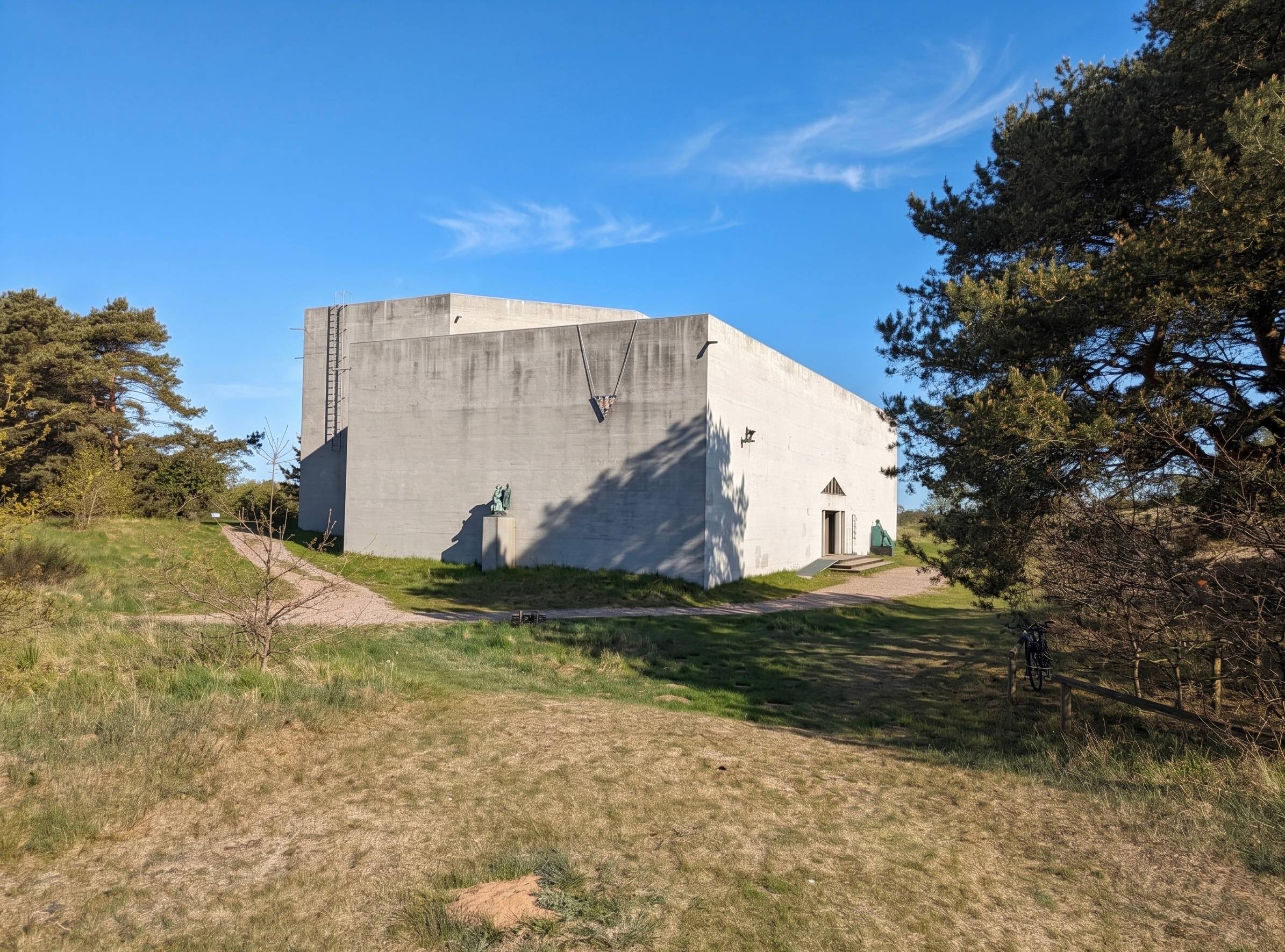 Blick in die Ausstellungsräume eines Skulpturenmuseums