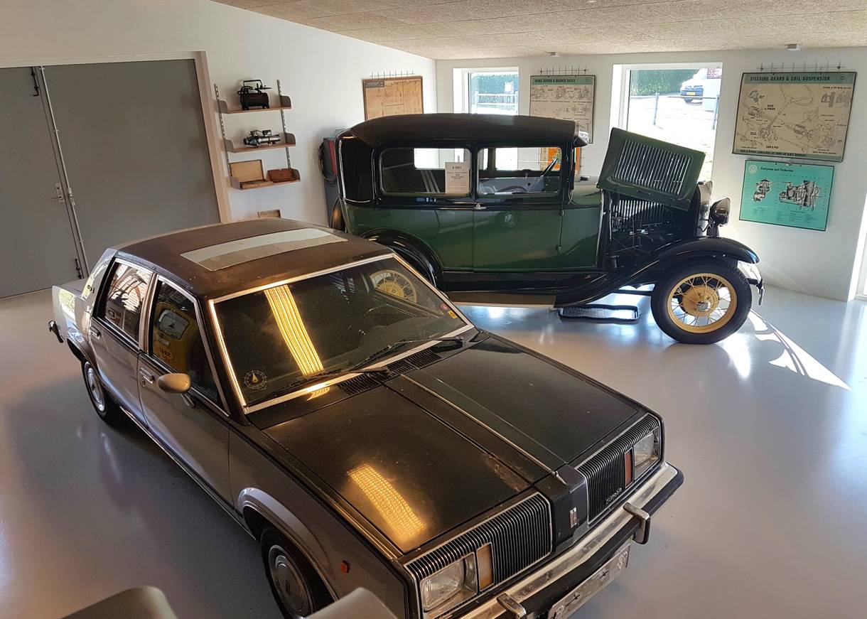 Zwei Oldtimer aus verschiedenen Jahrzehnten