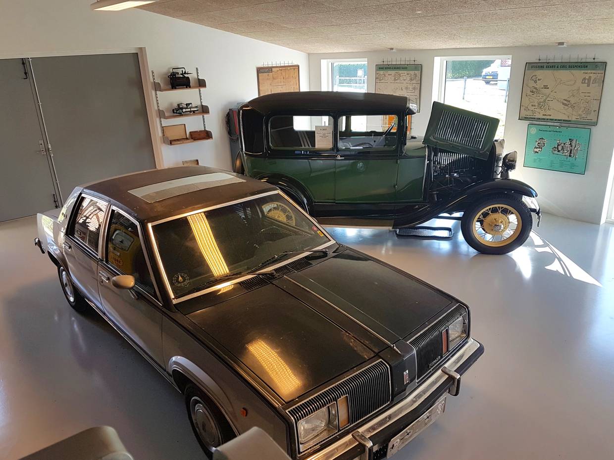 Zwei Oldtimer aus verschiedenen Jahrzehnten