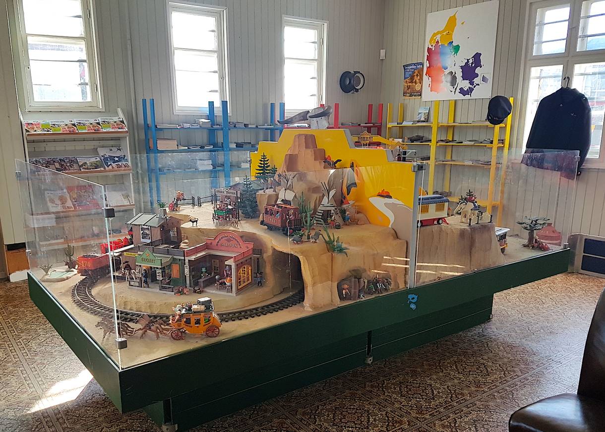 Schaukasten mit einer Landschaft aus Playmobil