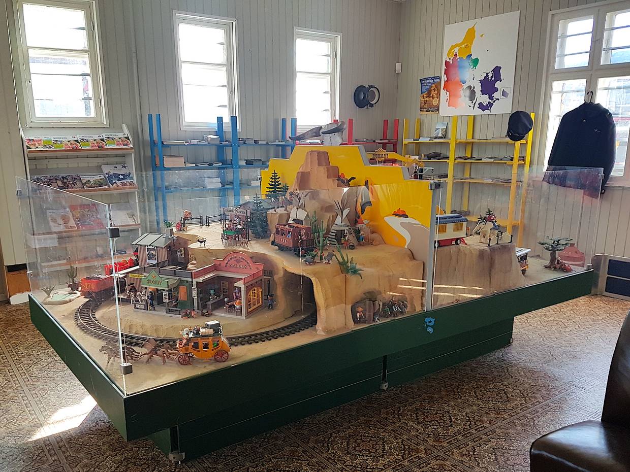 Schaukasten mit einer Landschaft aus Playmobil