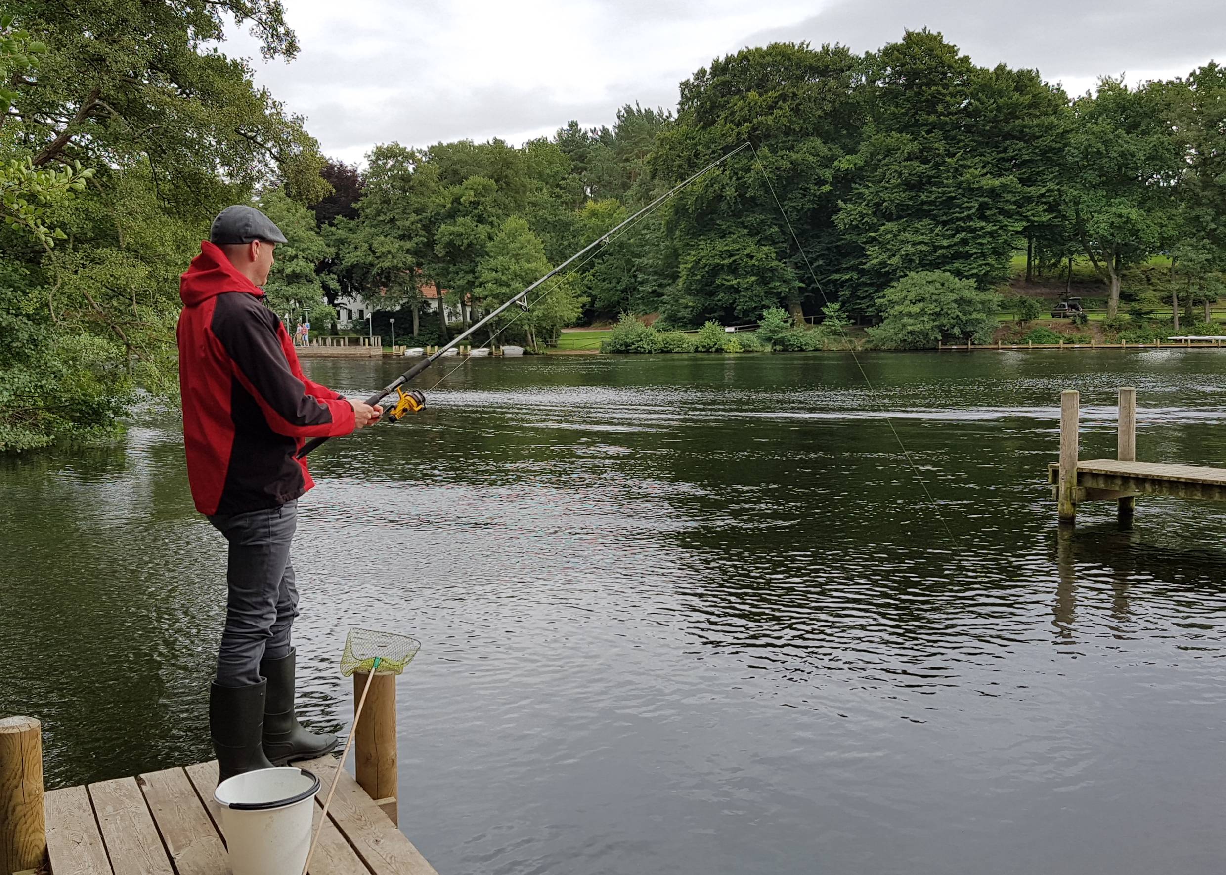 Angler auf einem Steg am Julsø