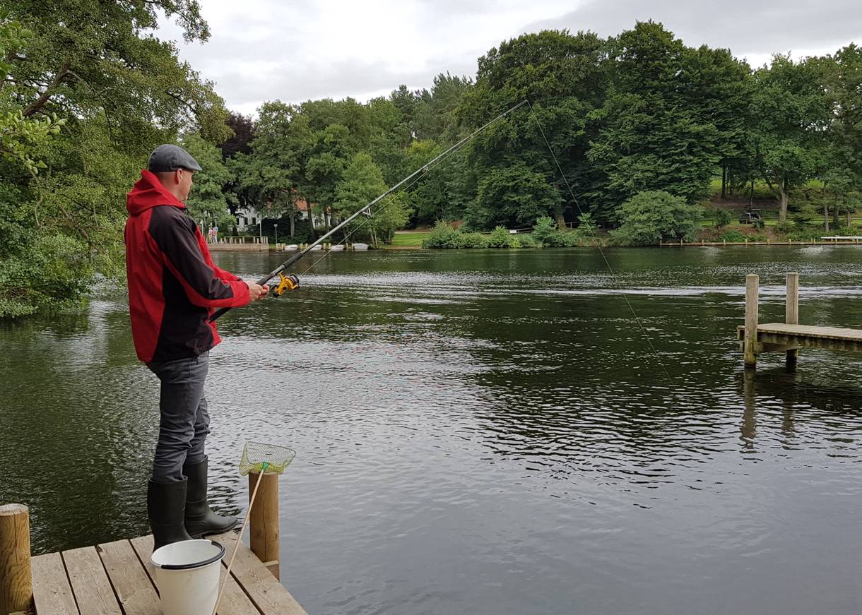 Angler auf einem Steg am Julsø