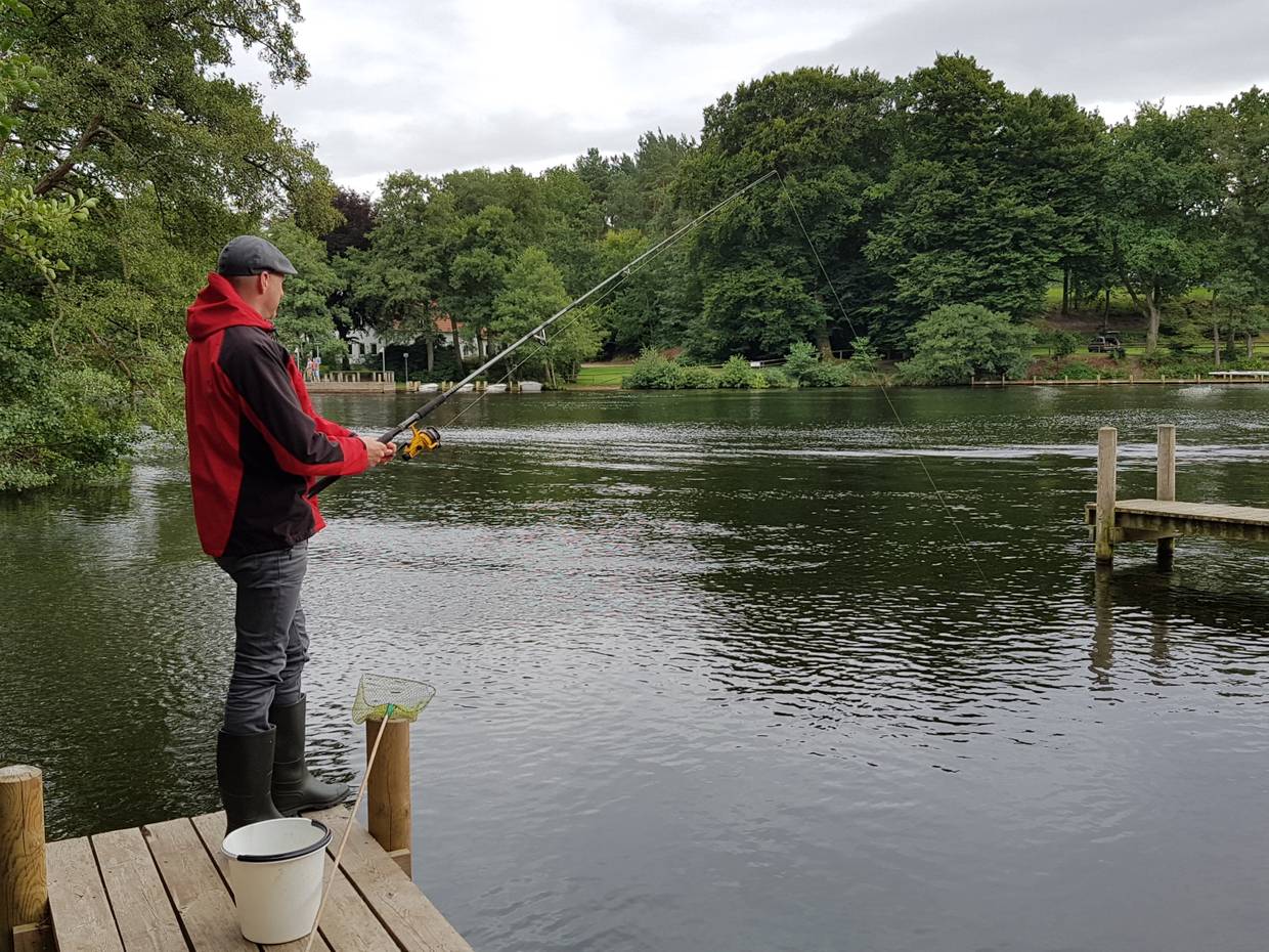 Angler auf einem Steg am Julsø
