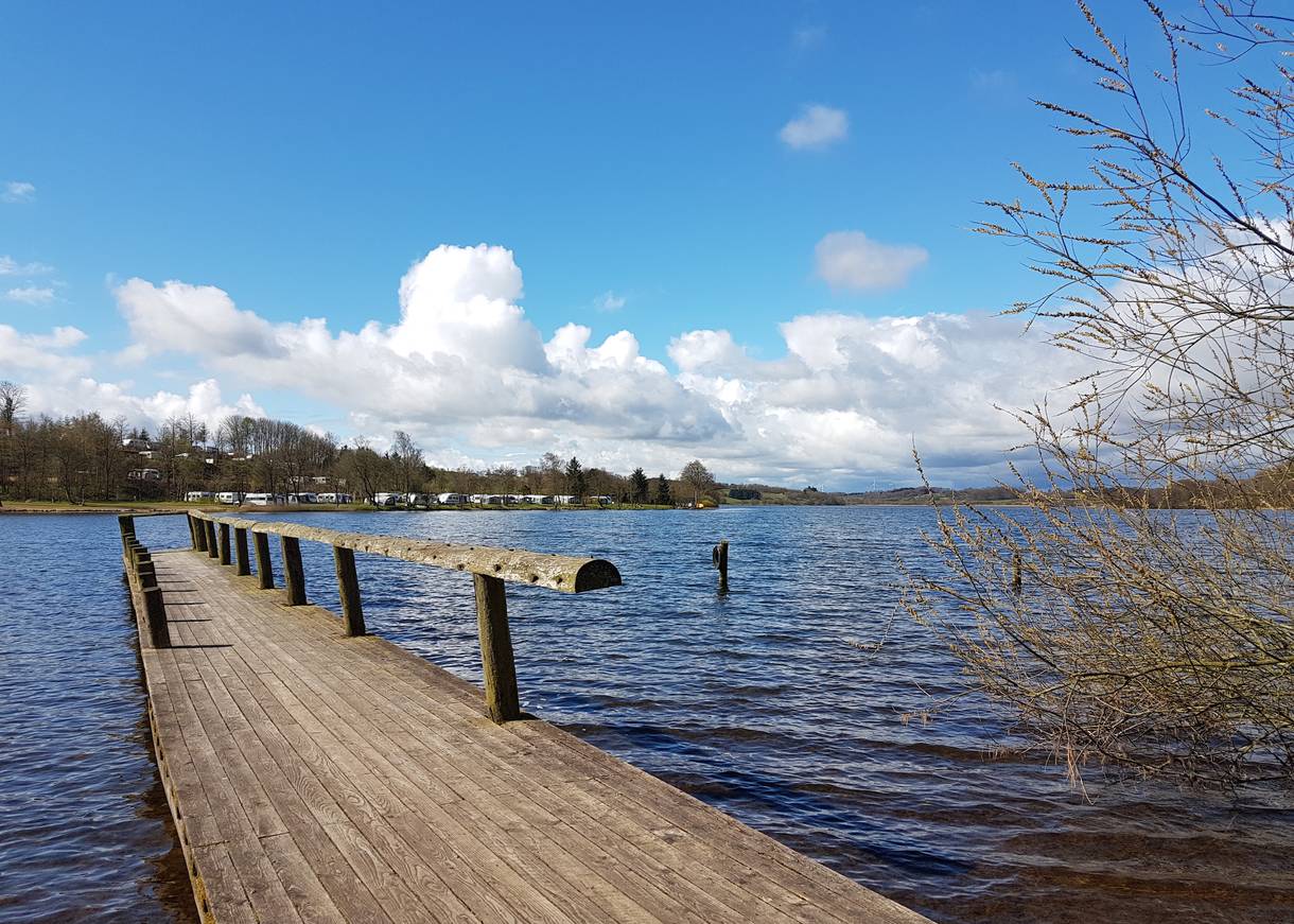 Badesteg an einem See im Frühjahr