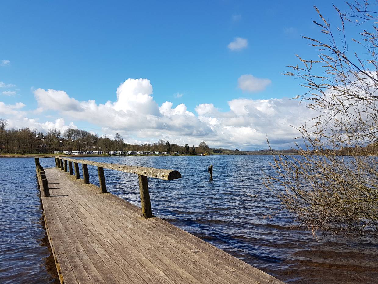 Badesteg an einem See im Frühjahr
