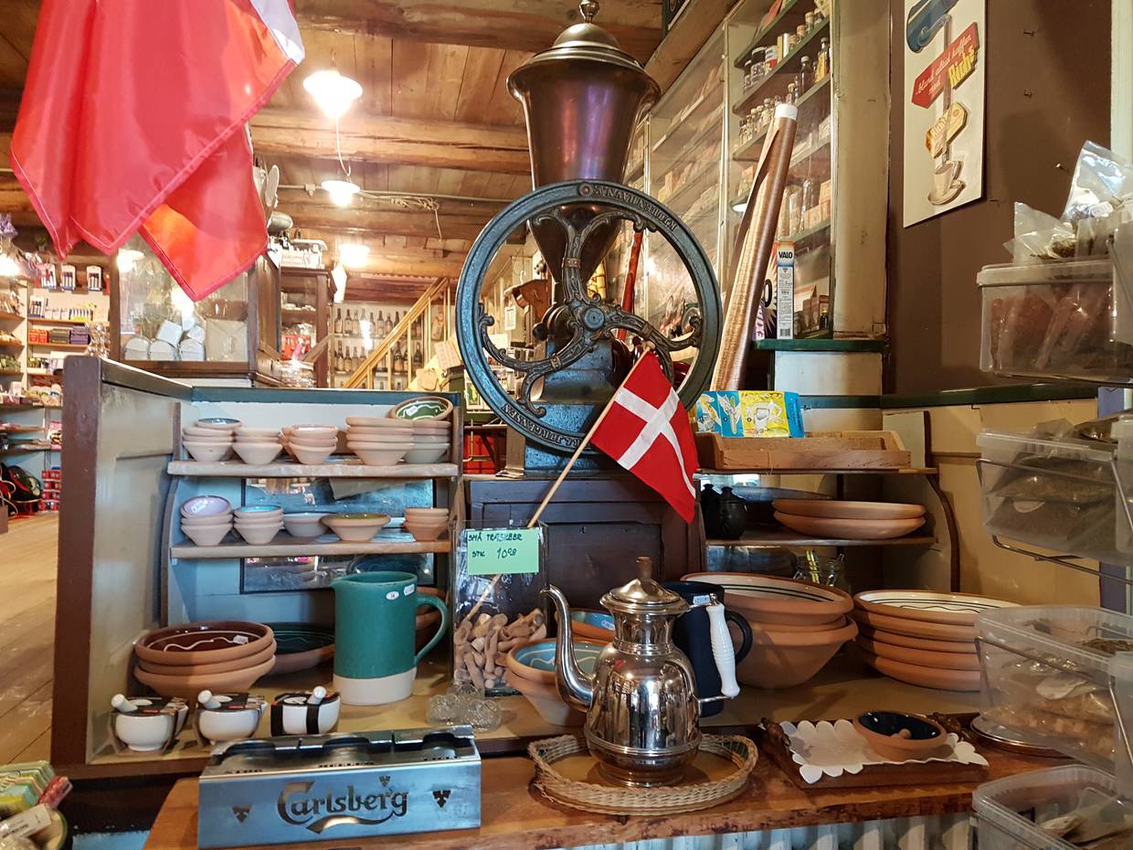 Alte Kaffeemühle, umgeben vomn Keramik und Second-Hand-Geschirr