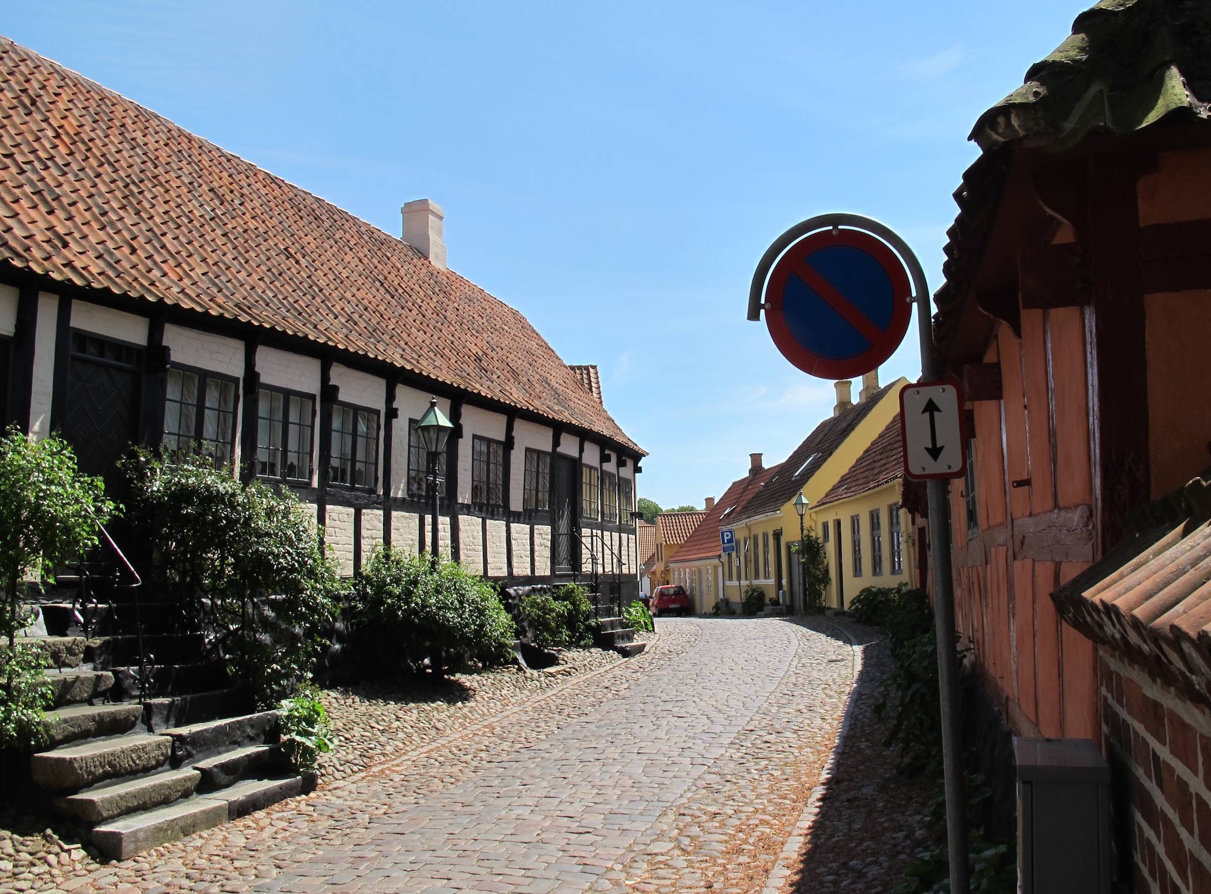 Kopftsteinpflastergasse mit bunten Häusern in Ebeltoft