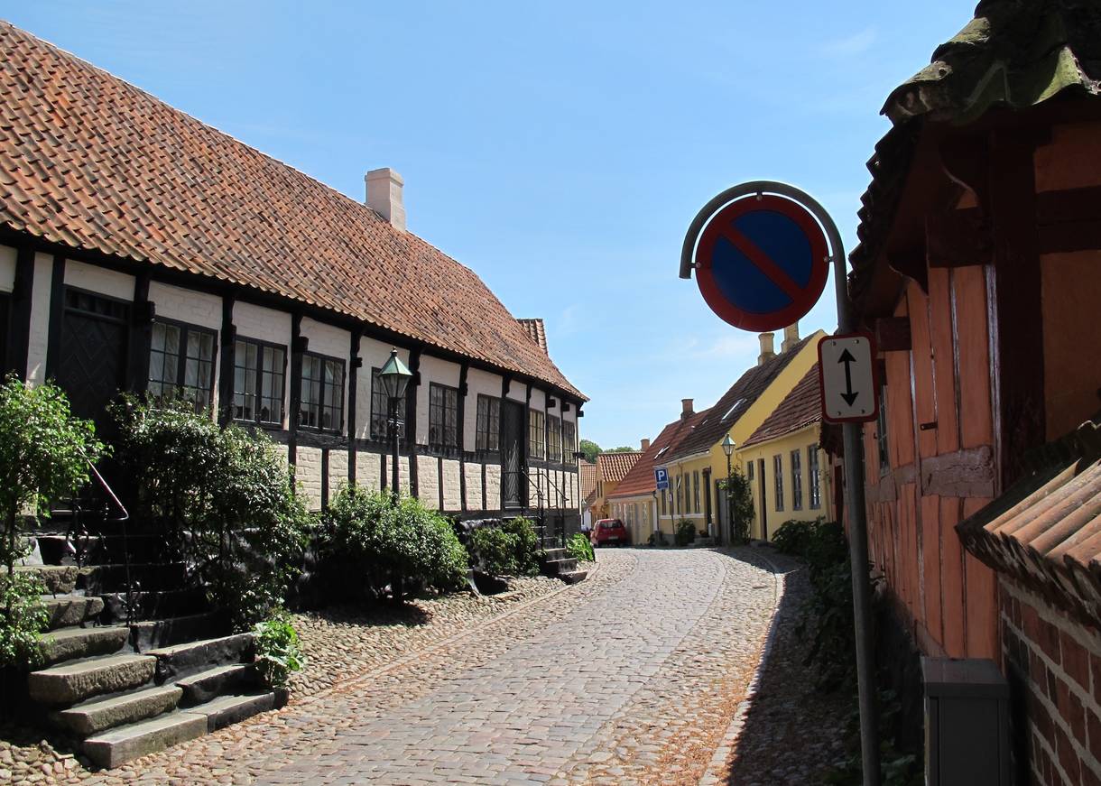 Kopftsteinpflastergasse mit bunten Häusern in Ebeltoft
