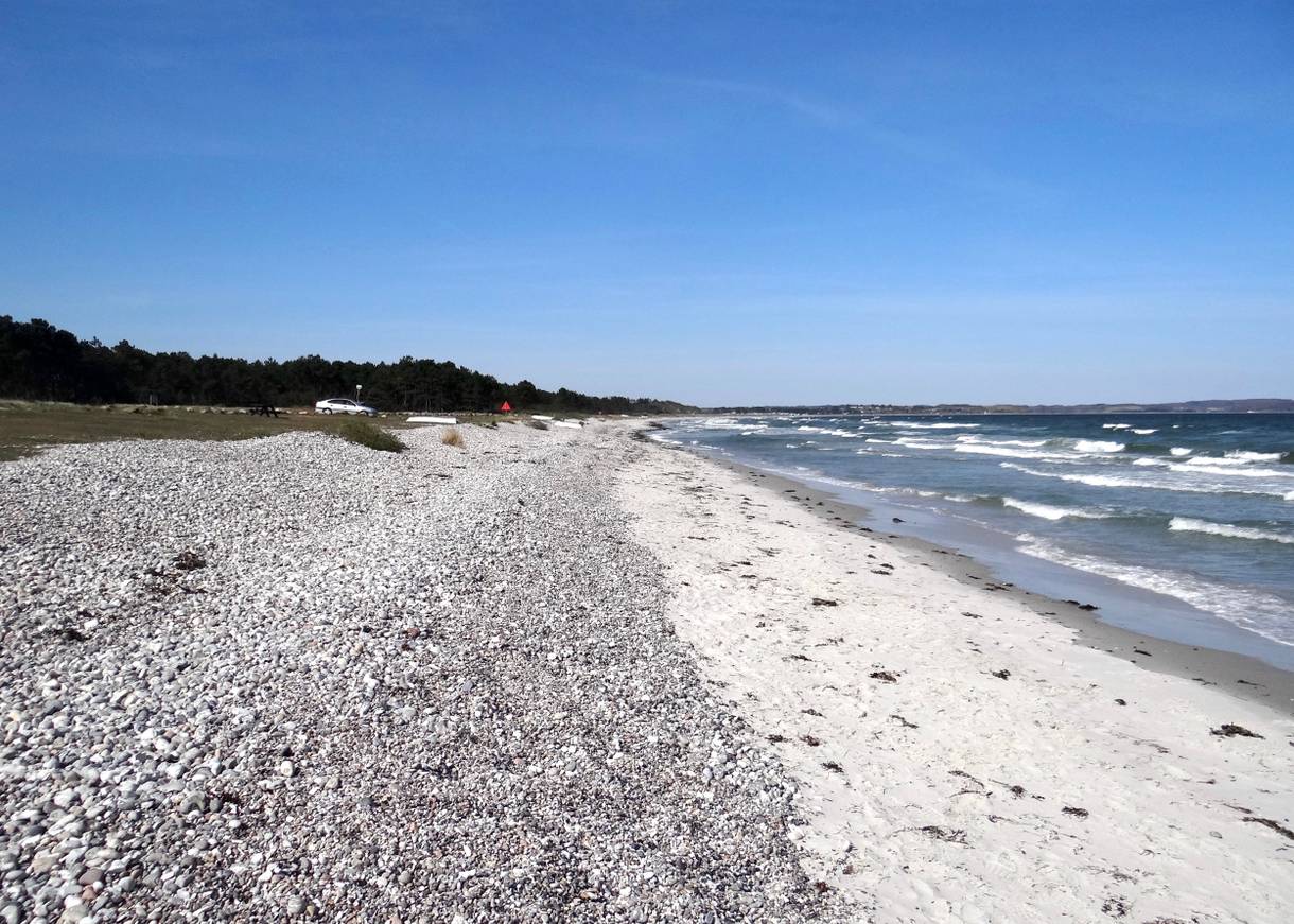 Steinstrand an einer langen Bucht