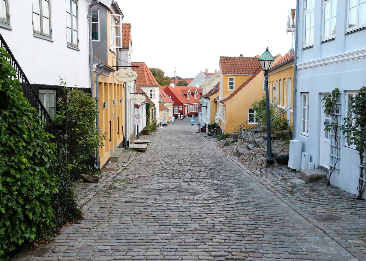 Blick durch eine Kopfsteinpflastergasse
