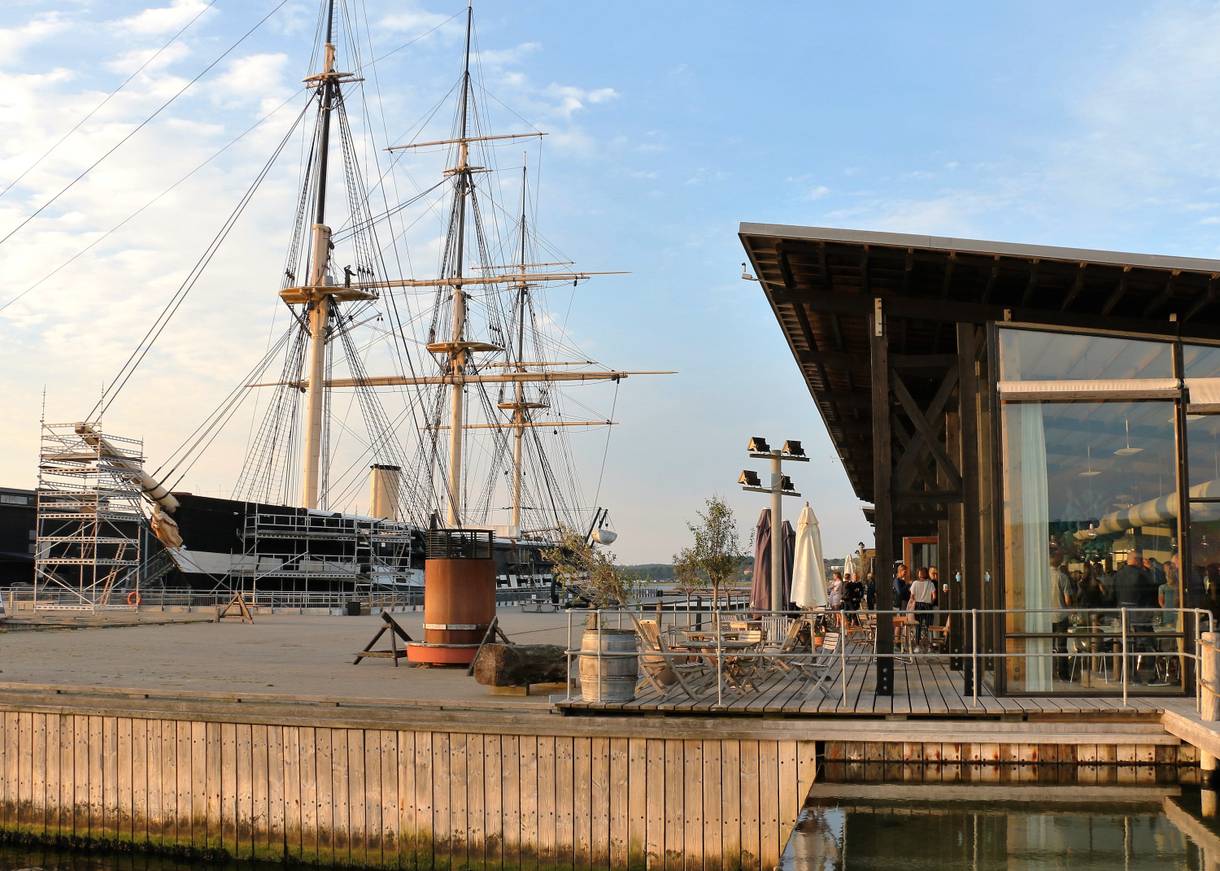 Die Fregatte Jylland, davor eine Restaurantterrrasse