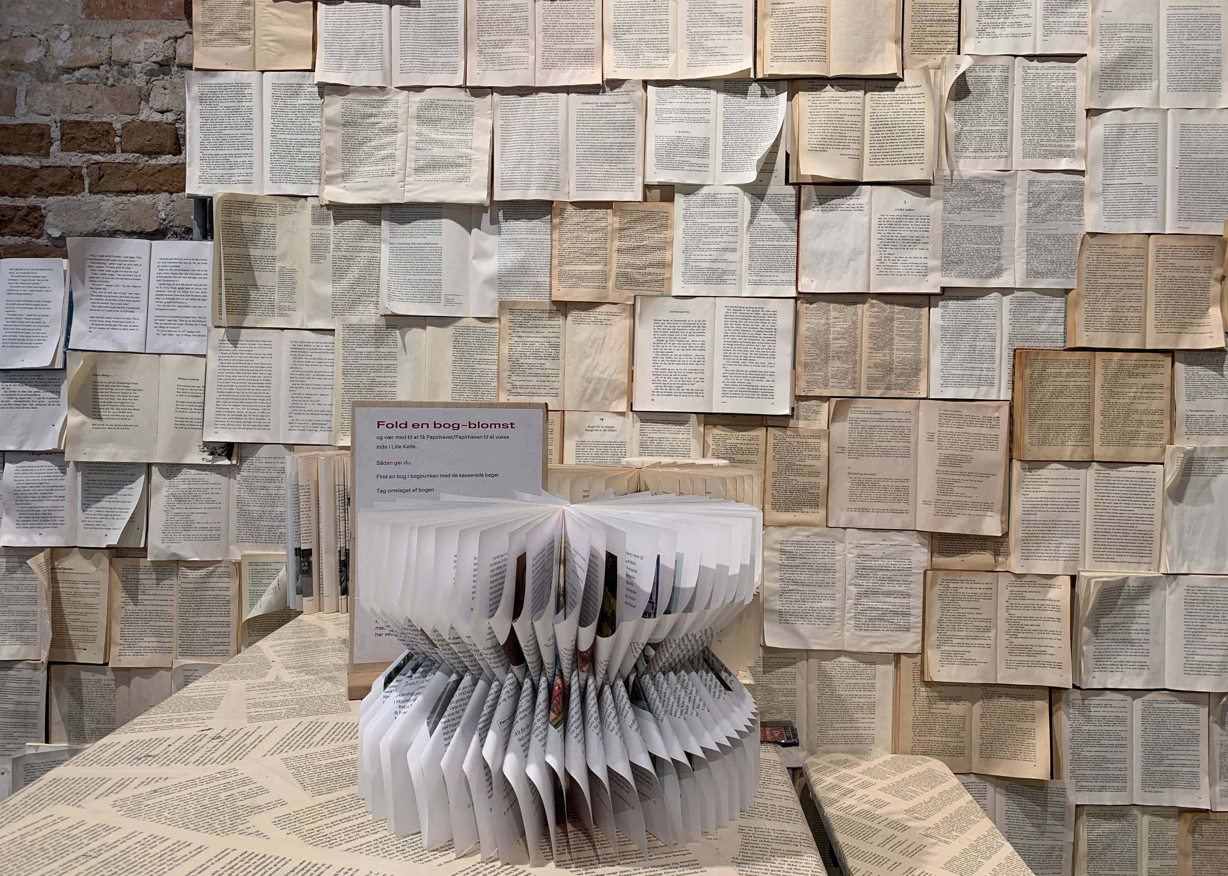 Bücher kunstvoll gefaltet in der alten Malzfabrik
