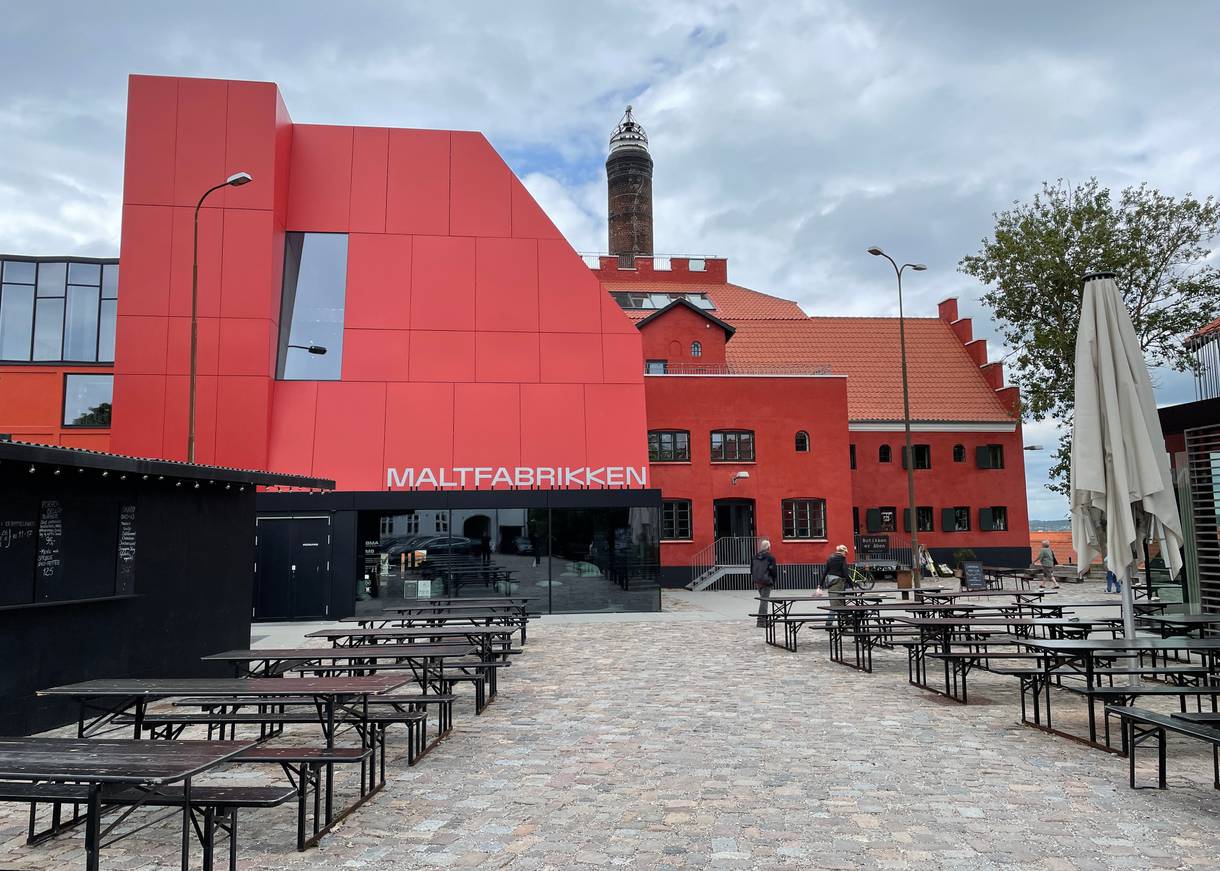 Die Alte Malzfabrik mit Holztischen davor