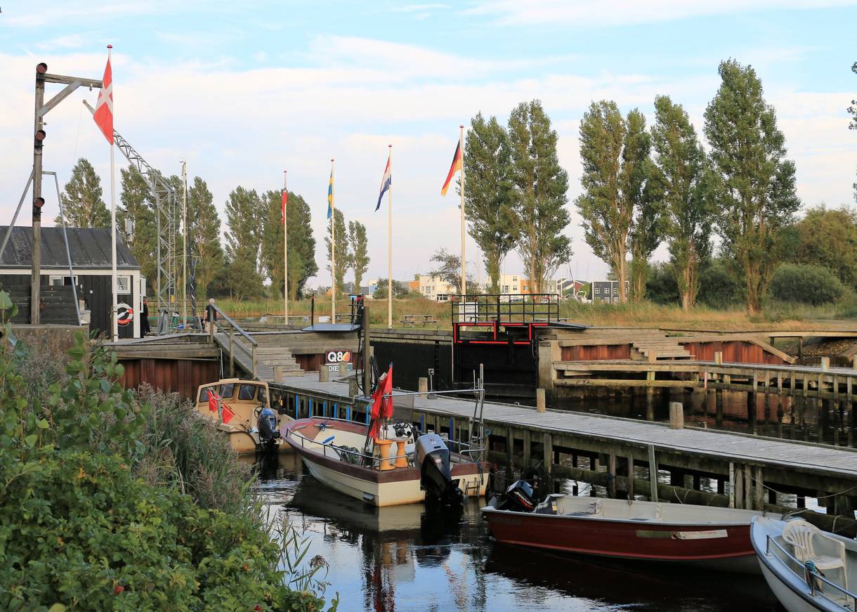 Stege mit kleinen Motorbooten im Abendlicht
