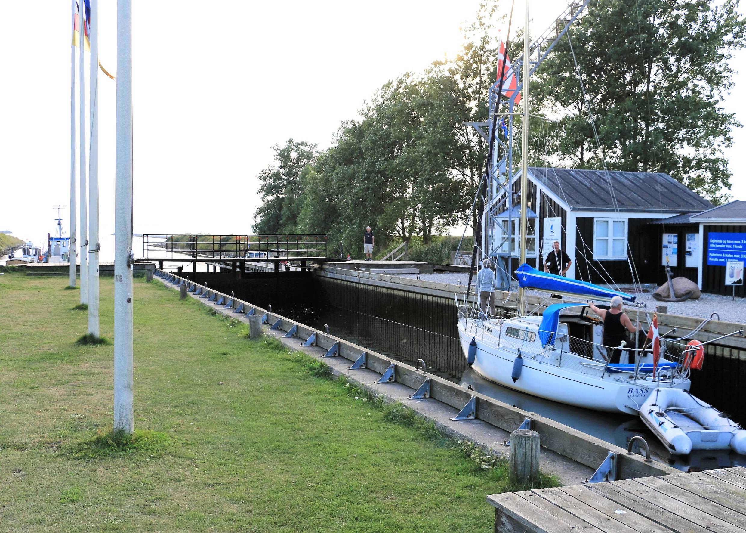 Segeljacht an einer kleinen Schleuse
