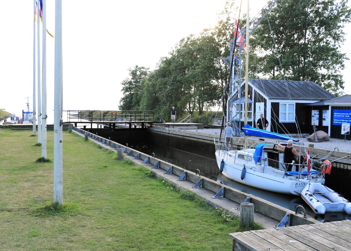 Segeljacht an einer kleinen Schleuse