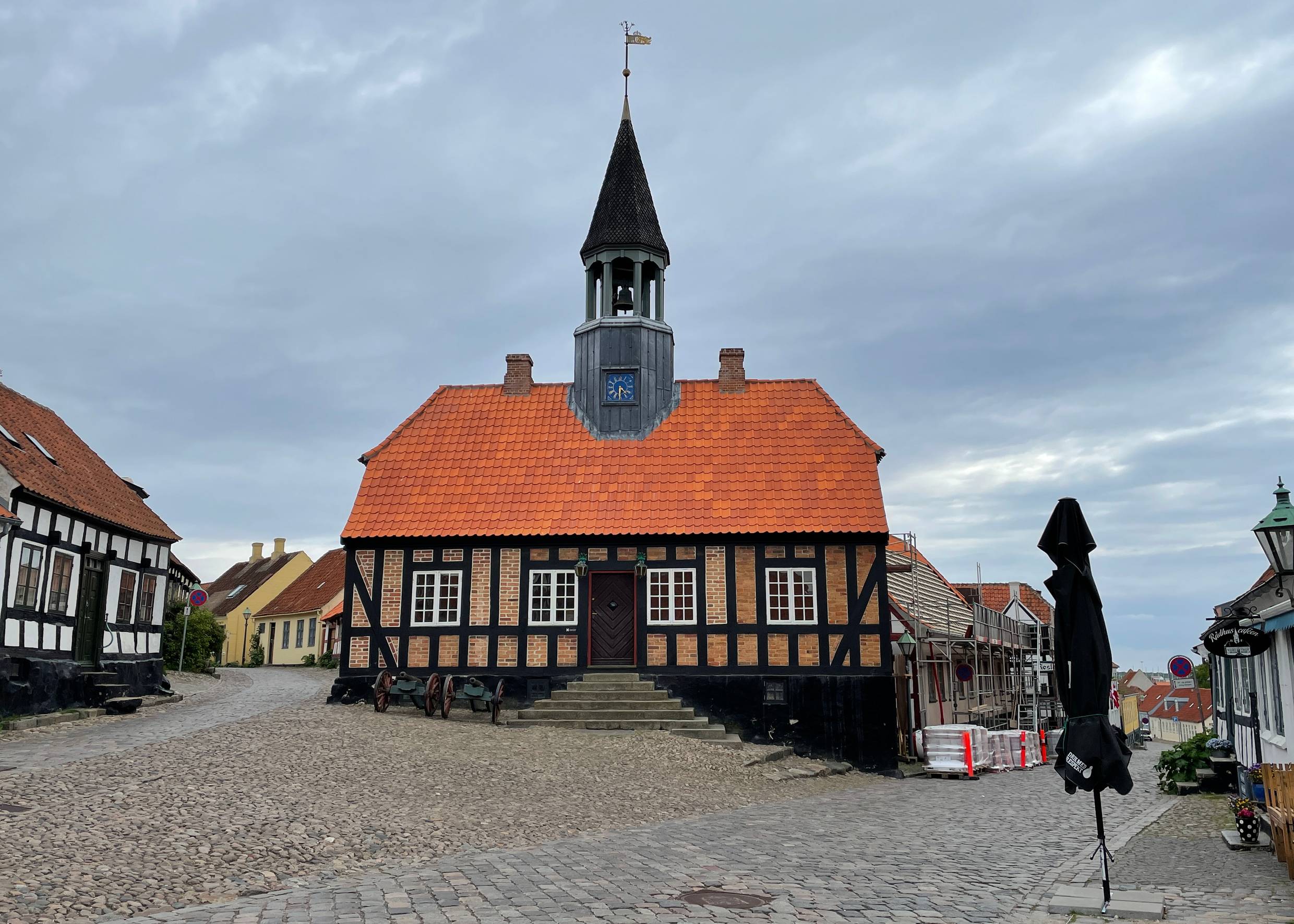 Kleines Rathaus mit einem hölzernen Glockenturm