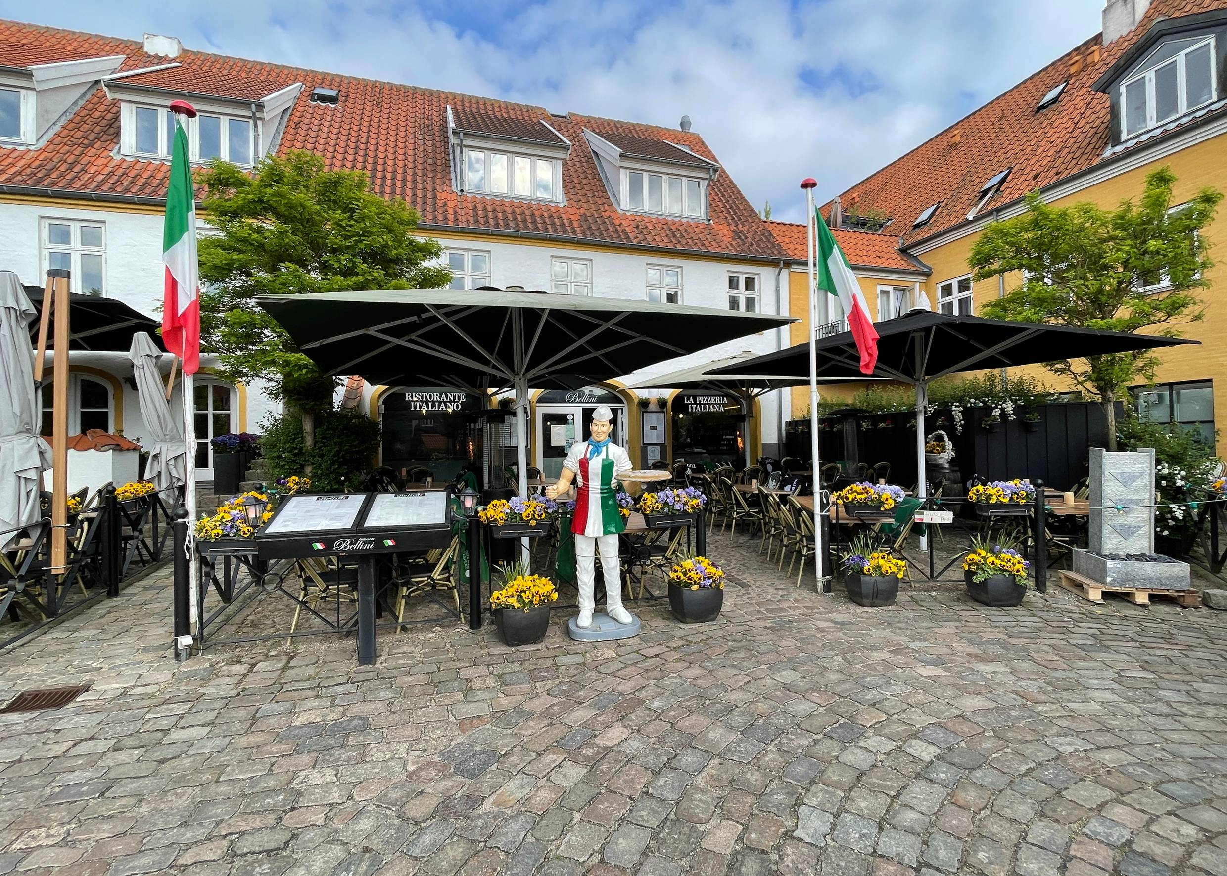 Kopfsteinpflastergasse mit ein Restaurant am Ende