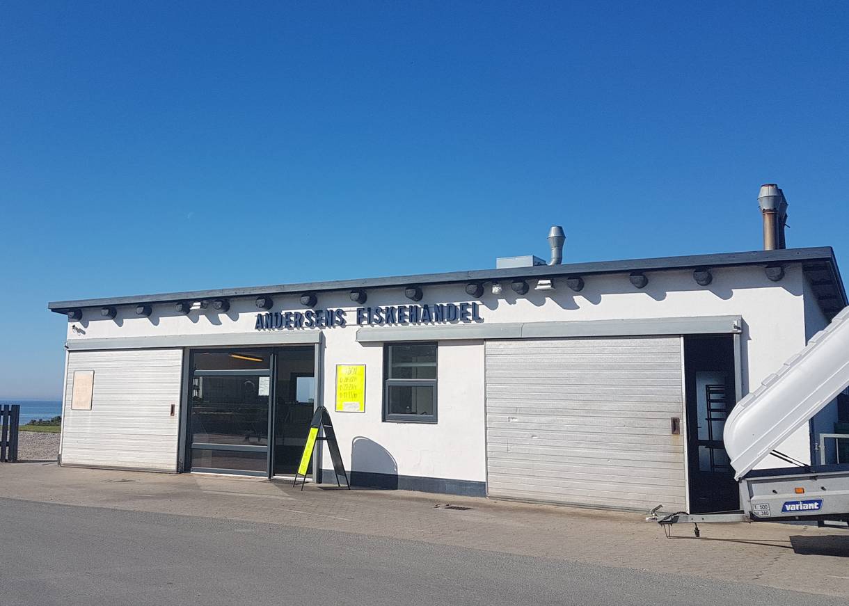 Flacher Neubau mit Fischgeschäft