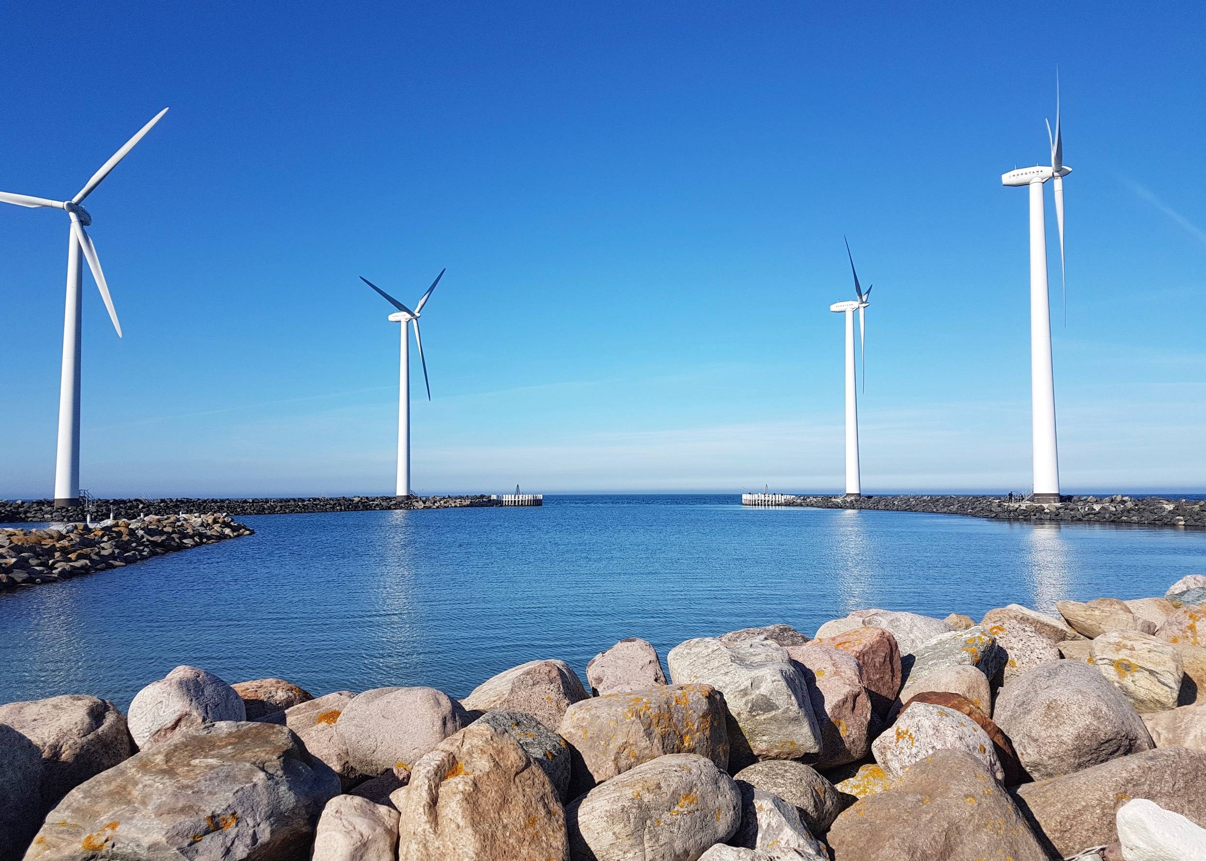 Hafeneinfahrt zwischen zwei mächtigen Steinmolen
