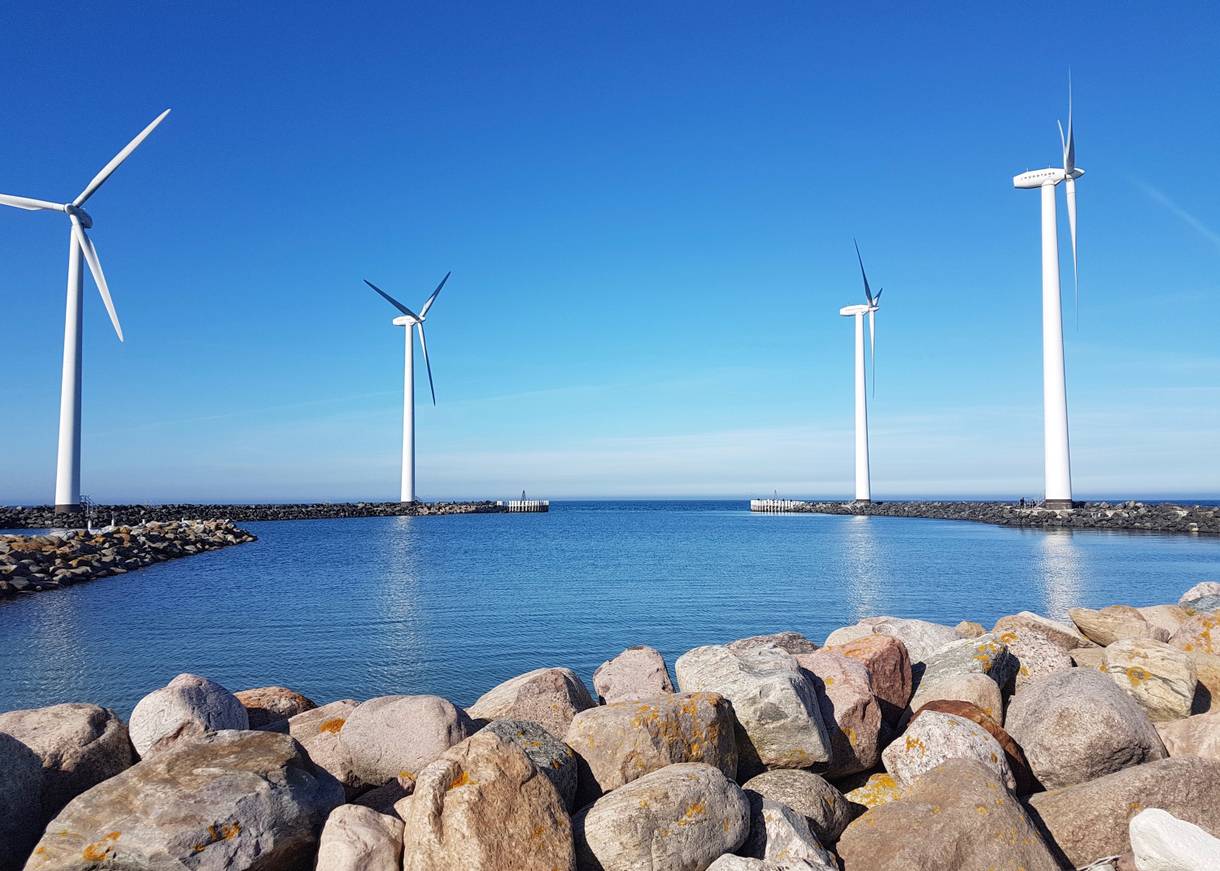 Hafeneinfahrt zwischen zwei mächtigen Steinmolen