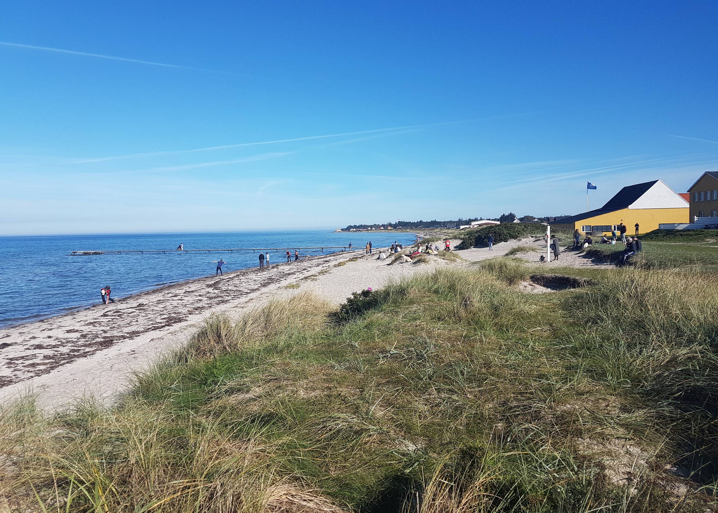 Blick auf den Sandstrand in Fjellerup vor einem Restaurant