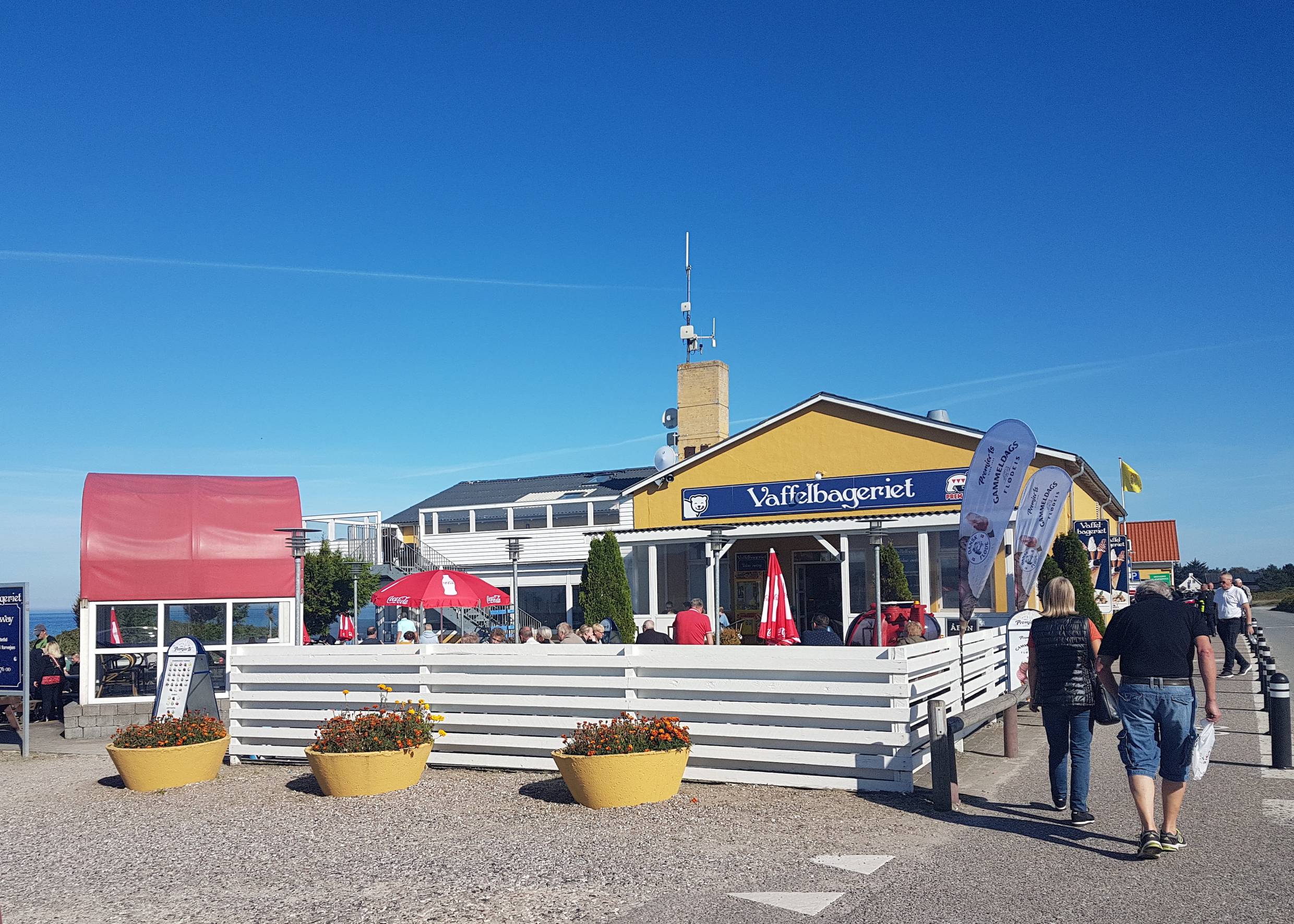 Windgeschützte Terrasse eines Cafés am Strand