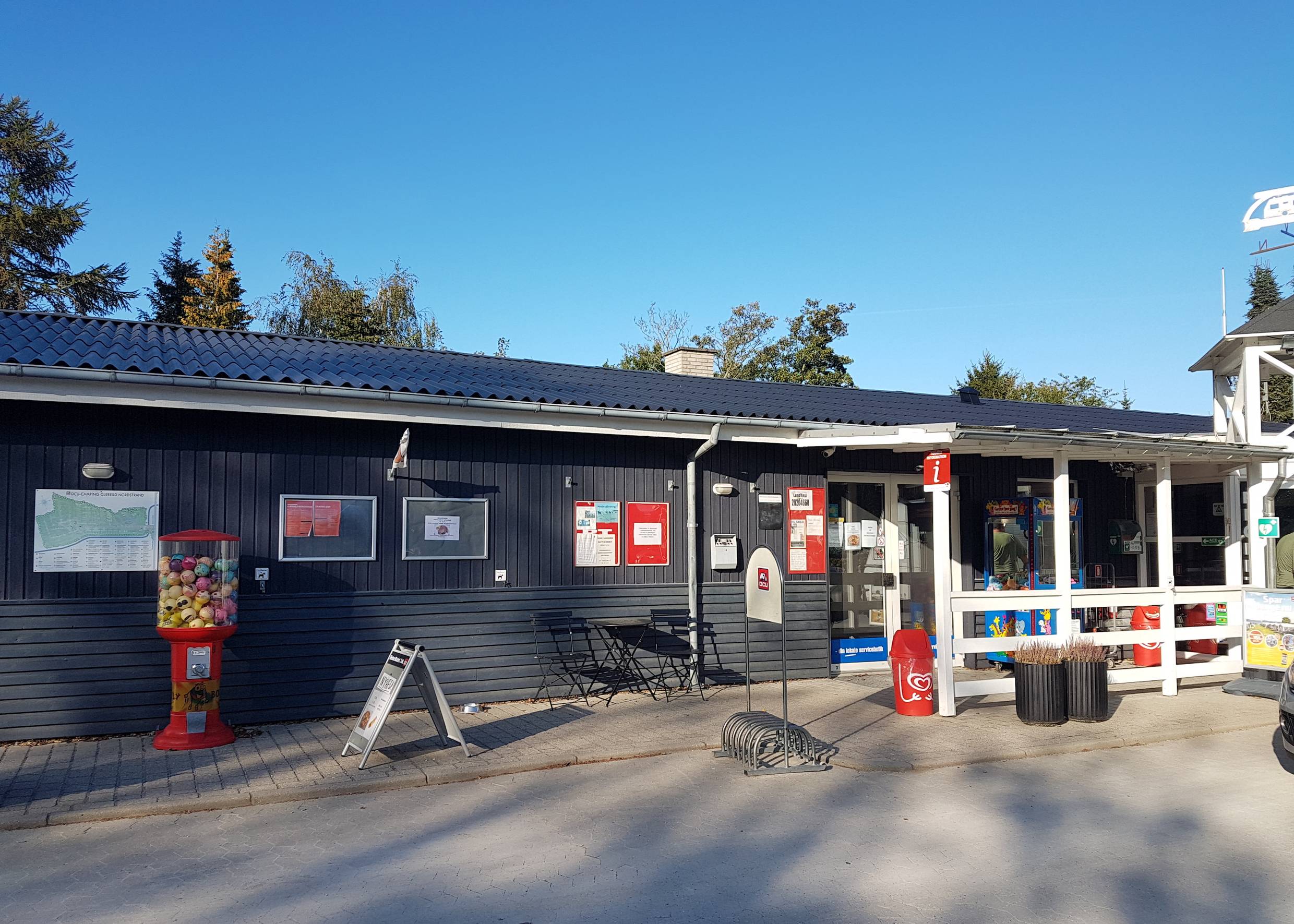 Rezeption eines Campingplatzes mit kleinem Laden