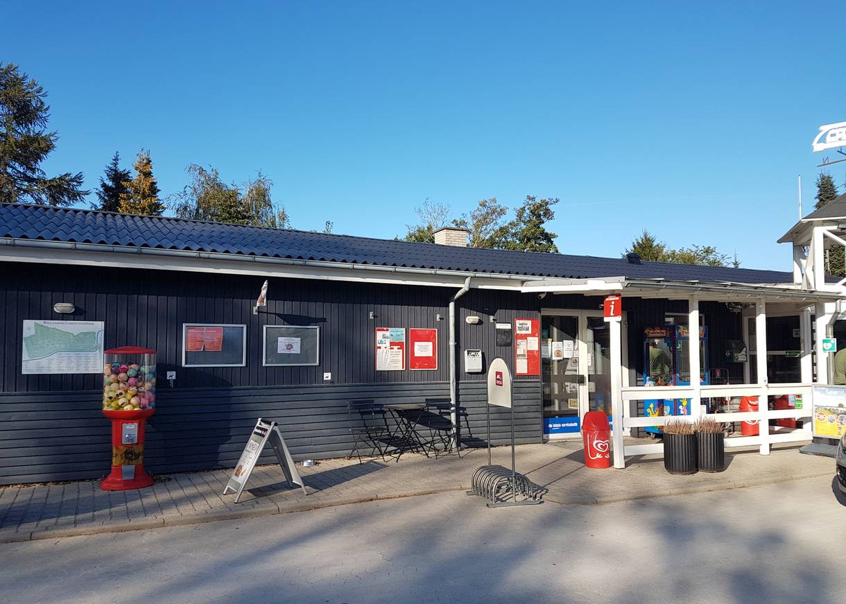 Rezeption eines Campingplatzes mit kleinem Laden