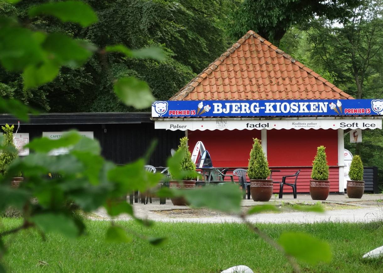 Rotes Häuschen mit einem Kiosk im Wald