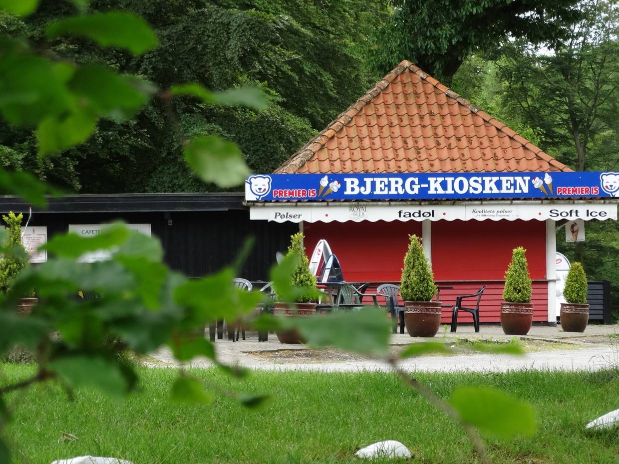 Rotes Häuschen mit einem Kiosk im Wald