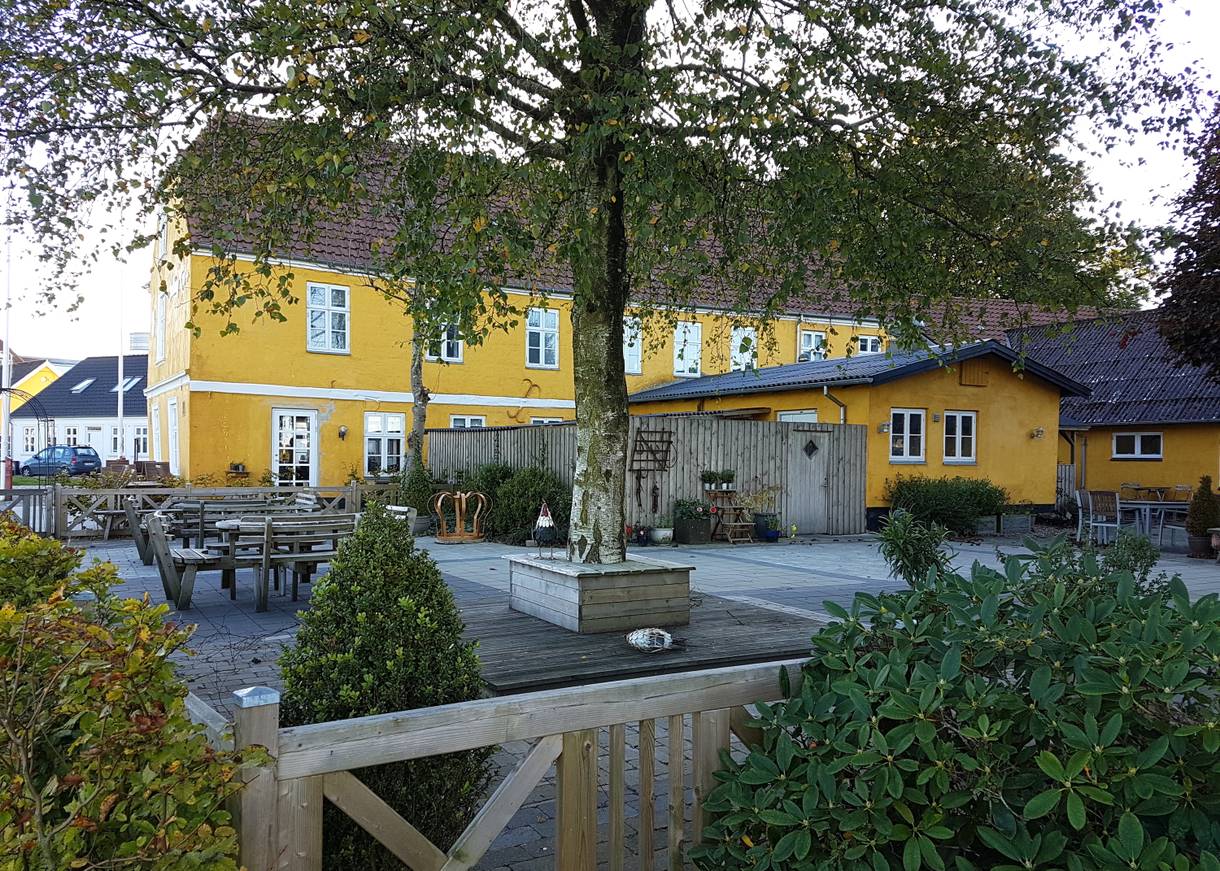 Große Holterrasse mit Sitzplätzen im Hof des Jelling Kros