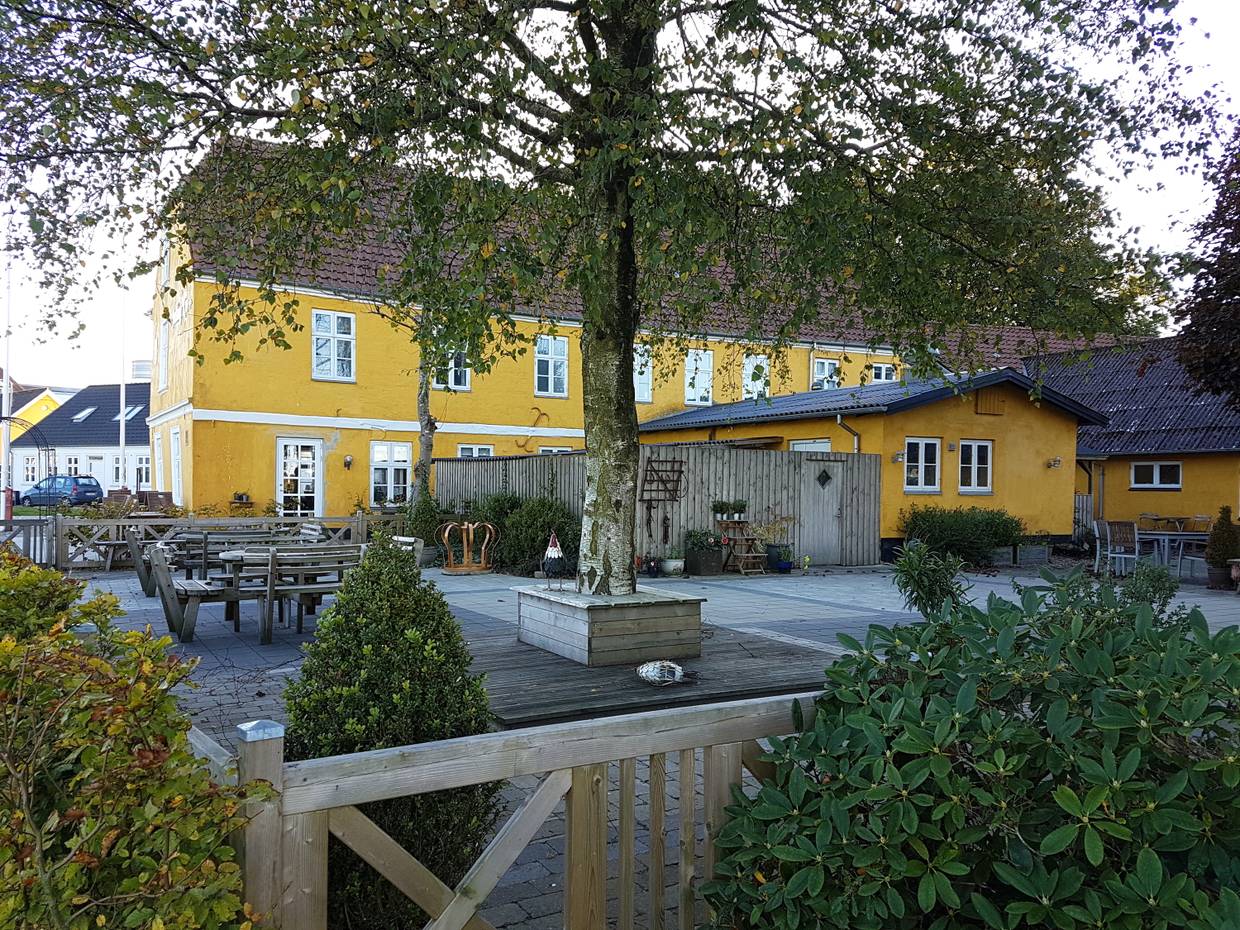 Große Holterrasse mit Sitzplätzen im Hof des Jelling Kros