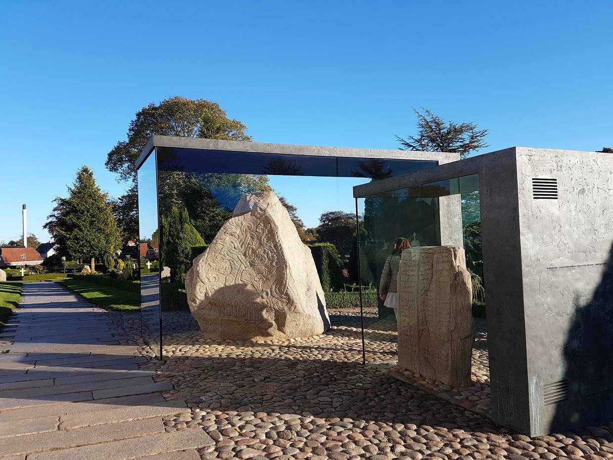 Runensteine in einem gläsernen Schaukasten
