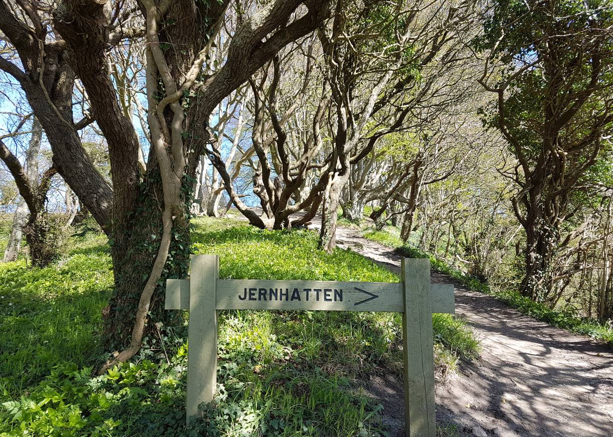 Hölzernes Hinweisschild zum Jernhatten