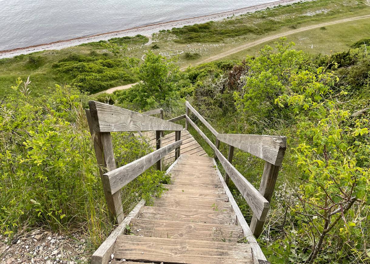 Treppe vom Strand auf den Hügel Jernhatten