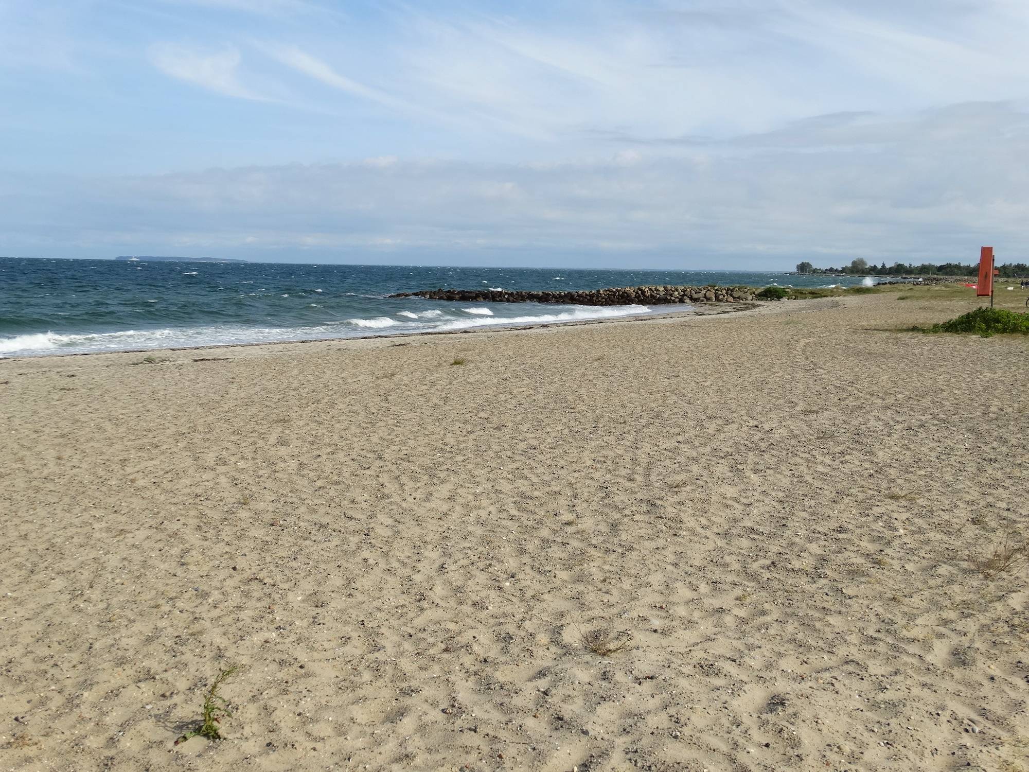 Strand mit vielen, kleinen Steinchen