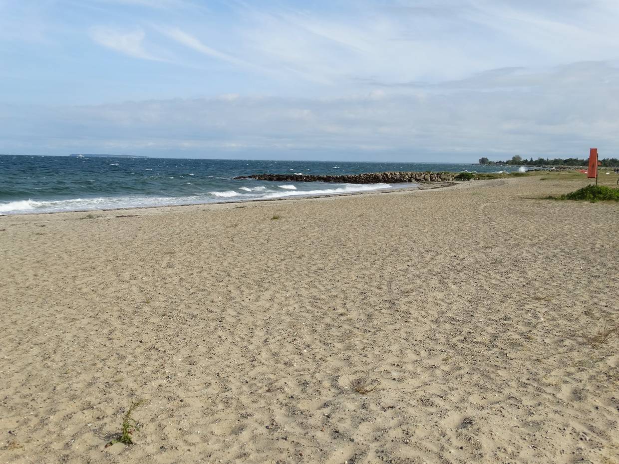 Strand mit vielen, kleinen Steinchen