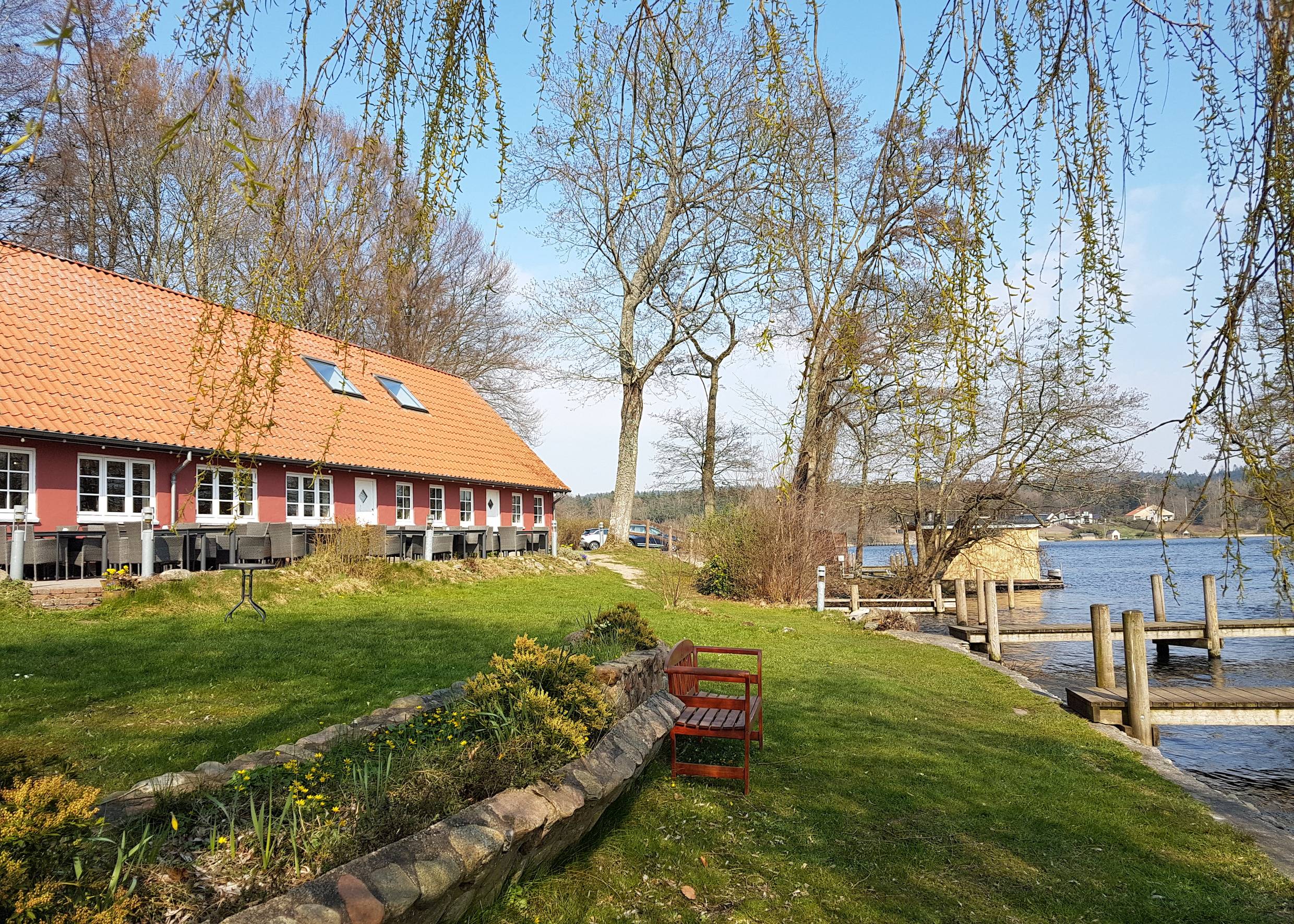 Restaurant am Ufer eines Sees mit vielen Stegen am Ufer