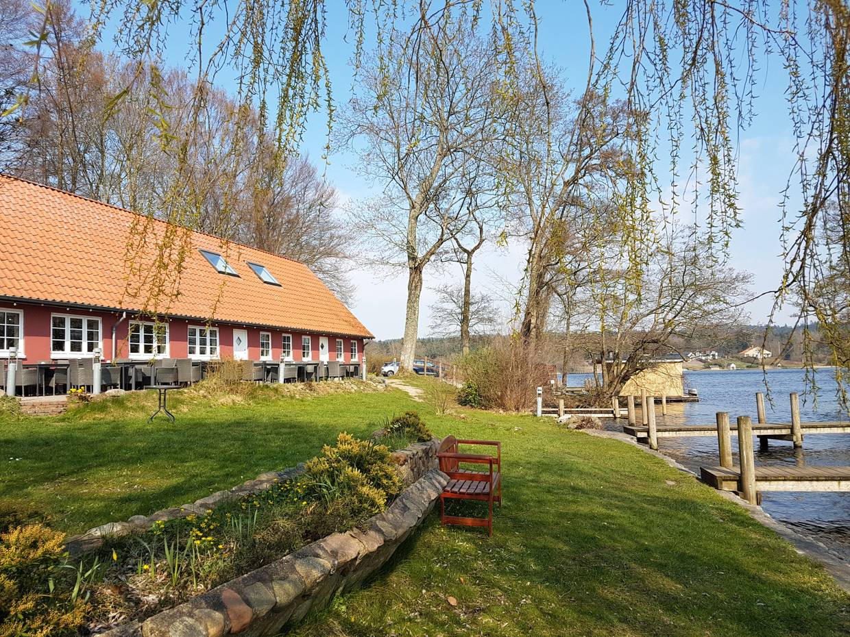 Restaurant am Ufer eines Sees mit vielen Stegen am Ufer
