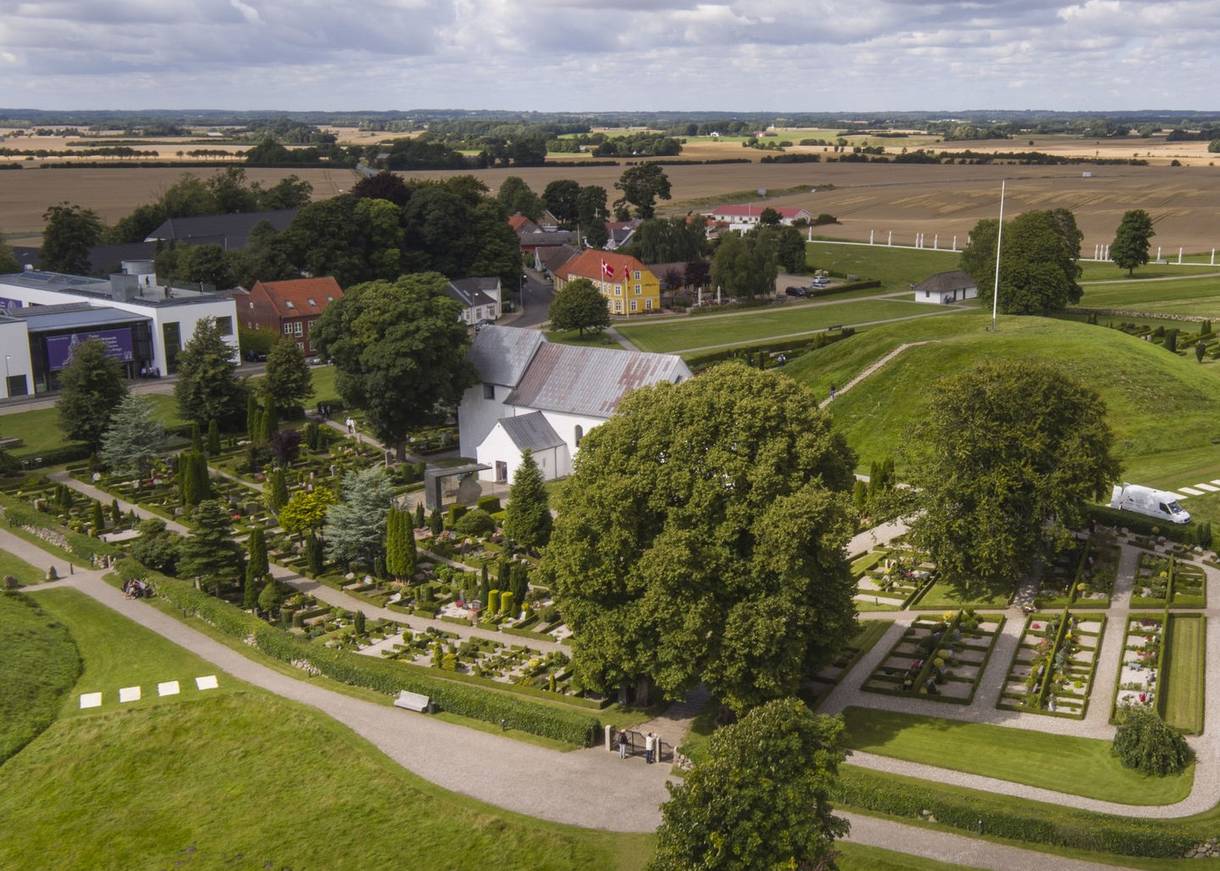 Luftfoto der Weltkulturerbestätte Kongernes Jellinge