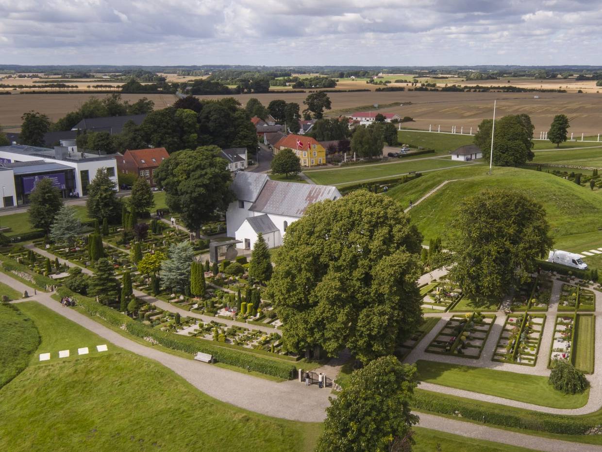 Luftfoto der Weltkulturerbestätte Kongernes Jellinge