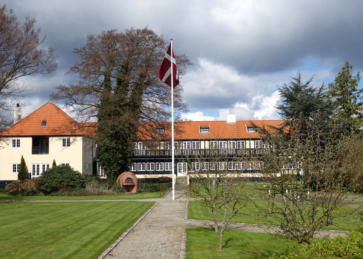 Großes Hotel mit Dannebrog vor dem Haus