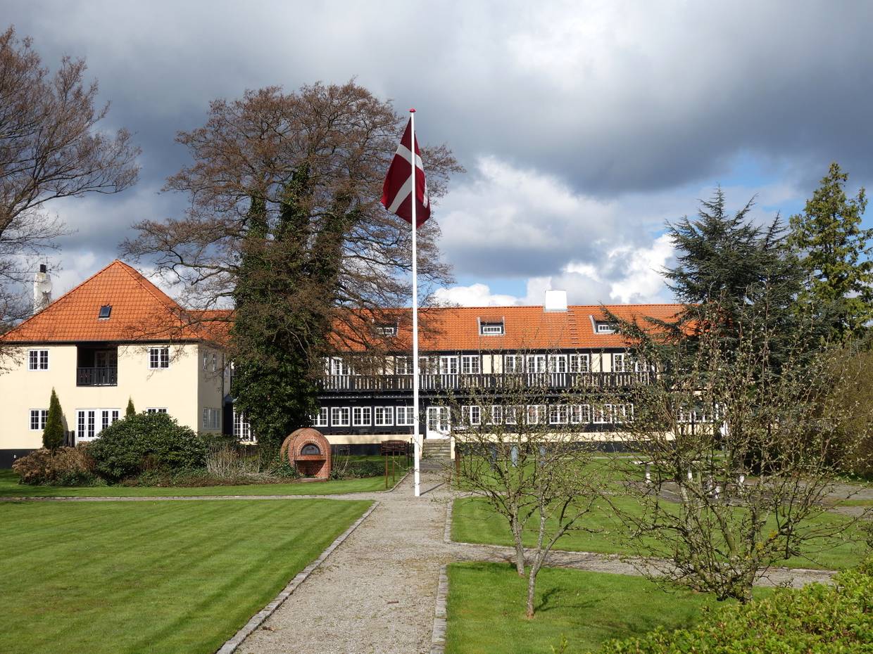 Großes Hotel mit Dannebrog vor dem Haus