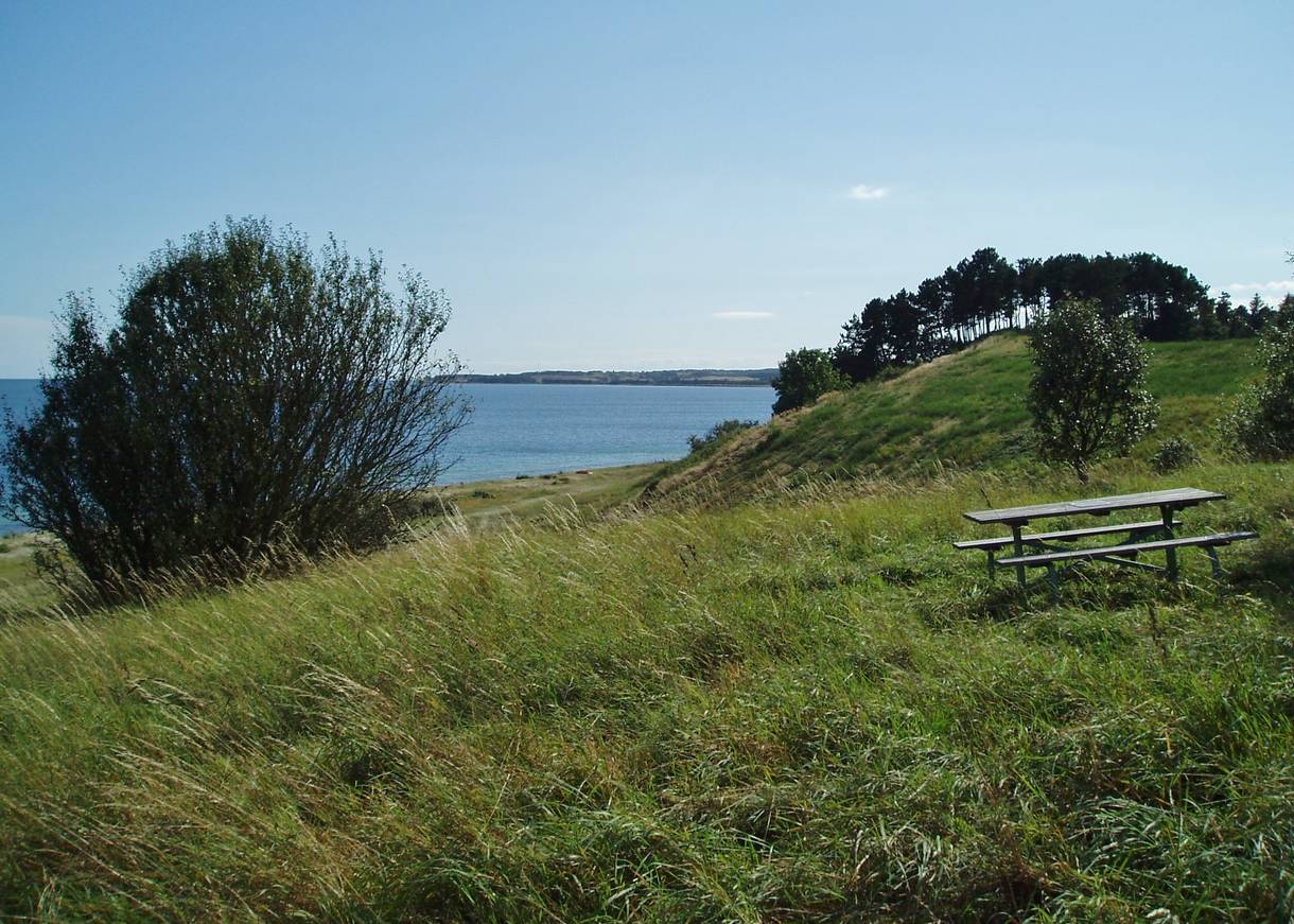 Picknickplatz auf einem Hügel mit Meerblick