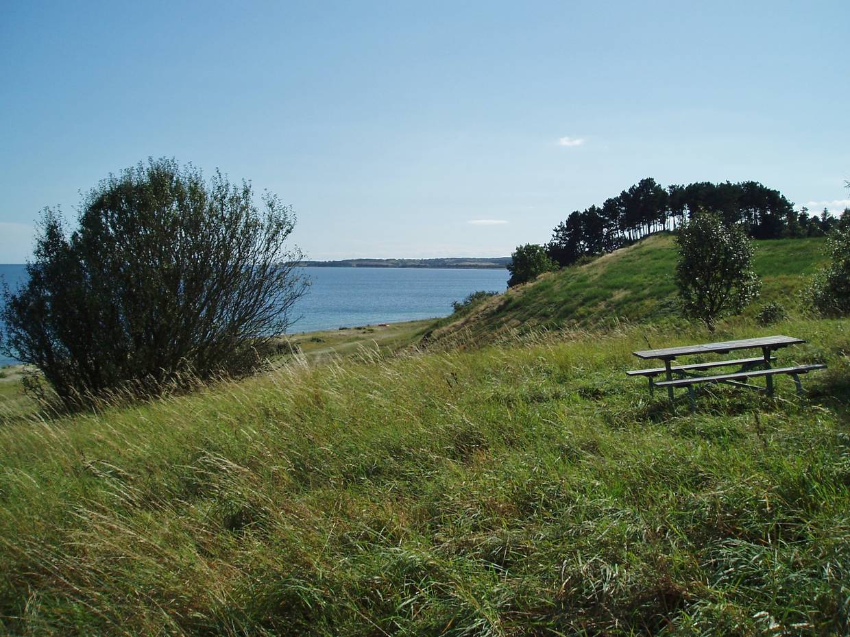 Picknickplatz auf einem Hügel mit Meerblick